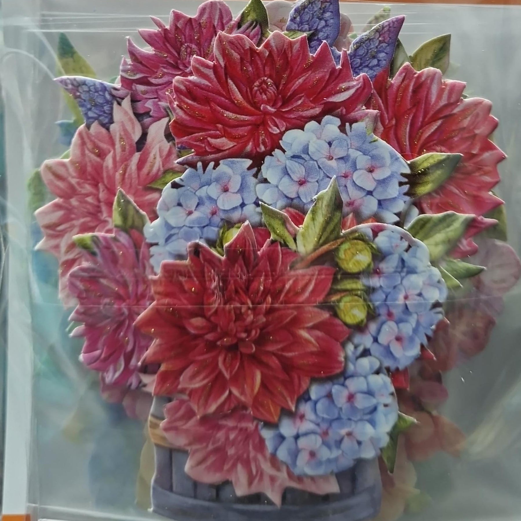 Crealive 3D Topper / Aufsatz - Flower Boxes
Inhalt:
• 10 verschiedene 3D Designs
Spezifikationen:
• Grösse: 1 Design ca. 8 x 8 cm
• Papiergewicht: 280 g/m2
• jedes Design besteht aus 3 gestanzten Teilen (jeweils separat abgepackt)
• Hotfoil Akzente
Diese Aufsätze sind geeignet für:
• Karten
• Verzierungen für Boxen, Geschenk-Verpackungen, Geschenktaschen, etc.
• Scrapbooking
• Mixed Media
• Journaling
Dieser 3D Bastelaufsatz macht das Basteln einfach und bereitet Spass. Mit den 3D-Designs kannst du