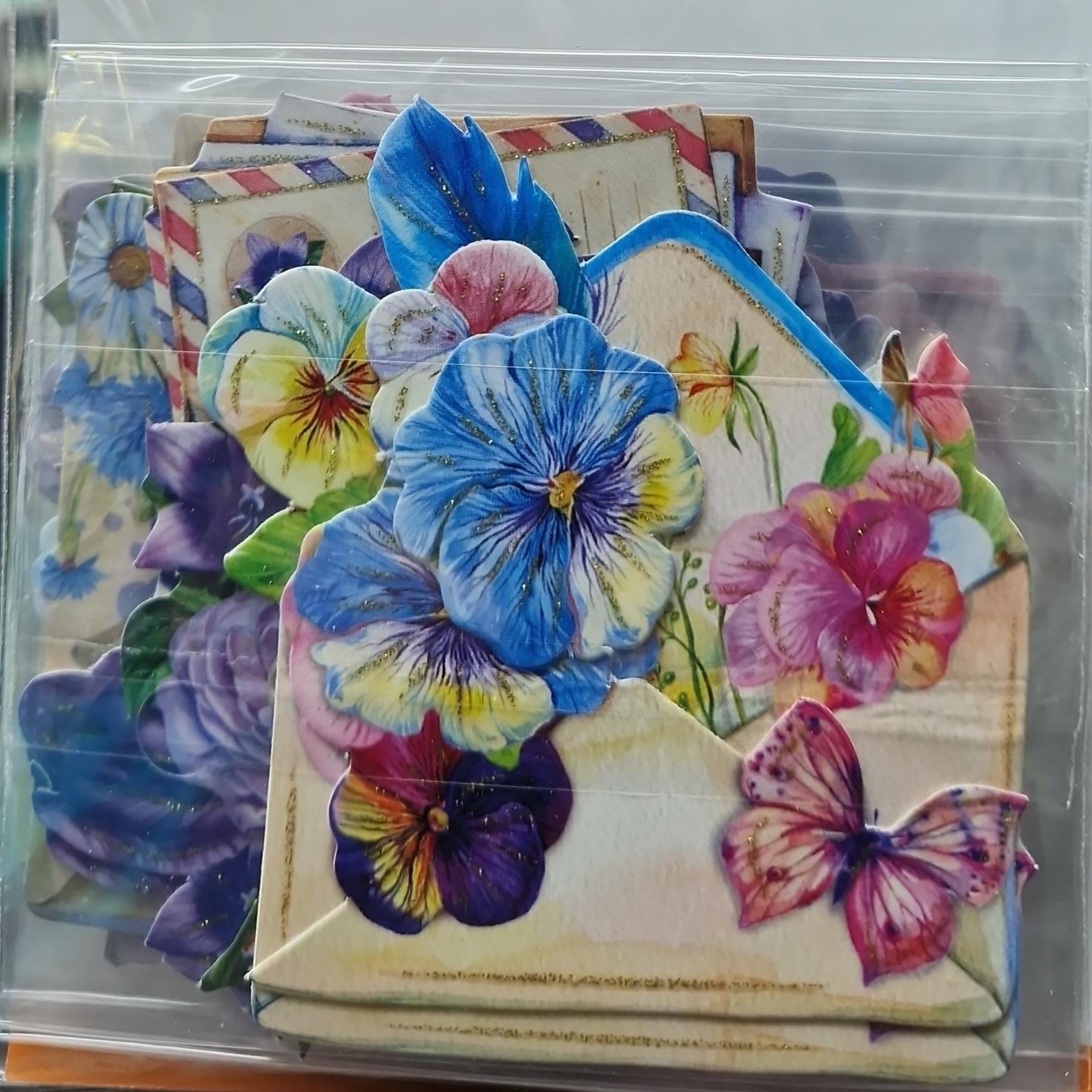 Crealive 3D Topper / Aufsatz - Flower mail
Inhalt:
• 10 verschiedene 3D Designs
Spezifikationen:
• Grösse: 1 Design ca. 8 x 8 cm
• Papiergewicht: 280 g/m2
• jedes Design besteht aus 3 gestanzten Teilen (jeweils separat abgepackt)
• feine Glitzer-Verzierungen
Diese Aufsätze sind geeignet für:
• Karten
• Verzierungen für Boxen, Geschenk-Verpackungen, Geschenktaschen, etc.
• Scrapbooking
• Mixed Media
• Journaling
Dieser 3D Bastelaufsatz macht das Basteln einfach und bereitet Spass. Mit den 3D-Designs
