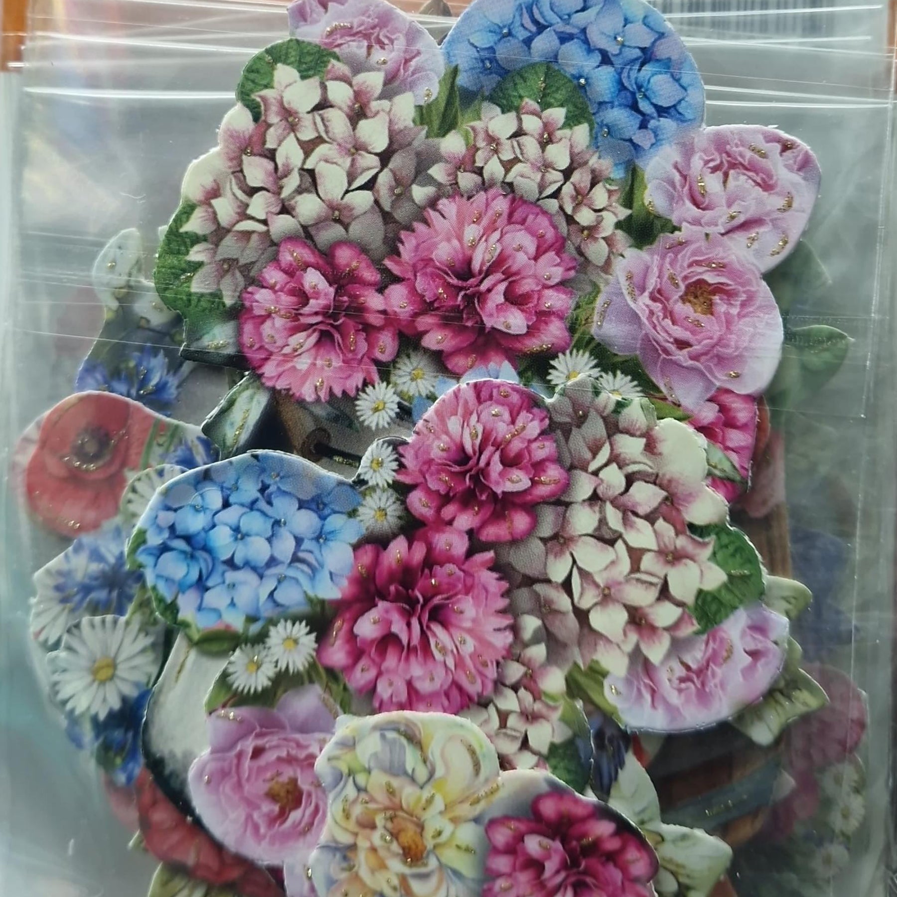 Crealive 3D Topper / Aufsatz - Flowers in Garden
Inhalt:
• 10 verschiedene 3D Designs
Spezifikationen:
• Grösse: 1 Design ca. 8 x 8 cm
• Papiergewicht: 280 g/m2
• jedes Design besteht aus 3 gestanzten Teilen (jeweils separat abgepackt)
• Hotfoil Akzente
Diese Aufsätze sind geeignet für:
• Karten
• Verzierungen für Boxen, Geschenk-Verpackungen, Geschenktaschen, etc.
• Scrapbooking
• Mixed Media
• Journaling
Dieser 3D Bastelaufsatz macht das Basteln einfach und bereitet Spass. Mit den 3D-Designs kanns