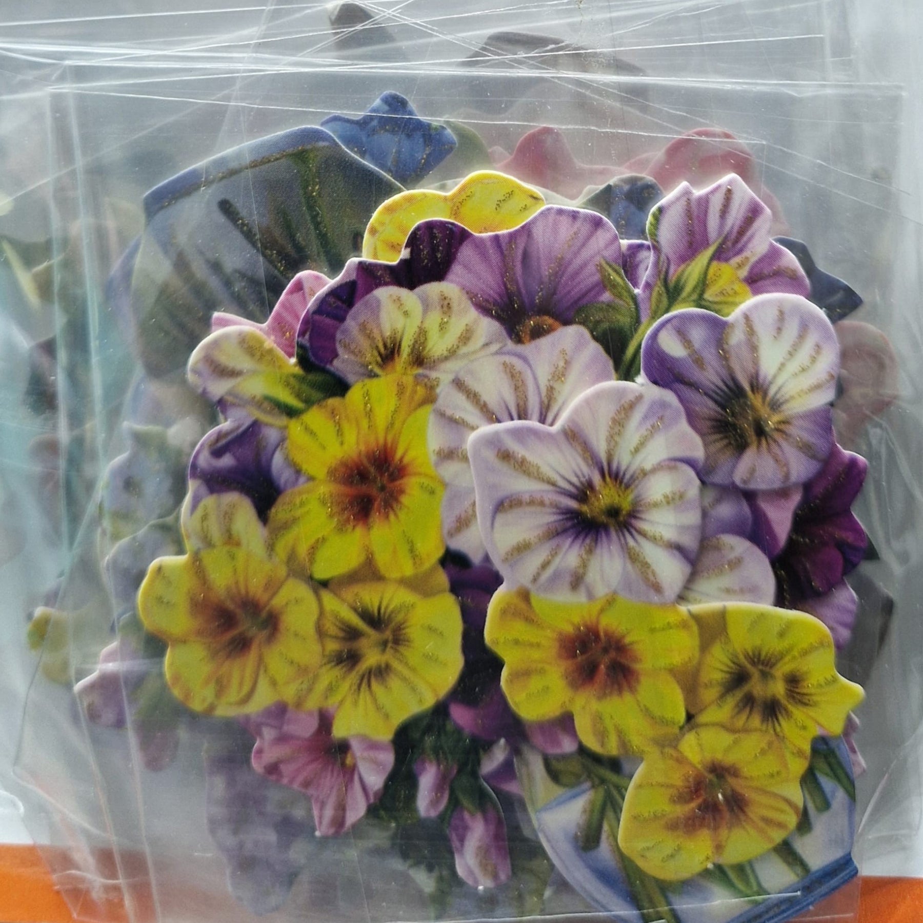 Crealive 3D Topper / Aufsatz - Flowers in Glass Vaeses
Inhalt:
• 10 verschiedene 3D Designs
Spezifikationen:
• Grösse: 1 Design ca. 8 x 8 cm
• Papiergewicht: 280 g/m2
• jedes Design besteht aus 3 gestanzten Teilen (jeweils separat abgepackt)
• feine Glitzer-Verzierungen
Diese Aufsätze sind geeignet für:
• Karten
• Verzierungen für Boxen, Geschenk-Verpackungen, Geschenktaschen, etc.
• Scrapbooking
• Mixed Media
• Journaling
Dieser 3D Bastelaufsatz macht das Basteln einfach und bereitet Spass. Mit den