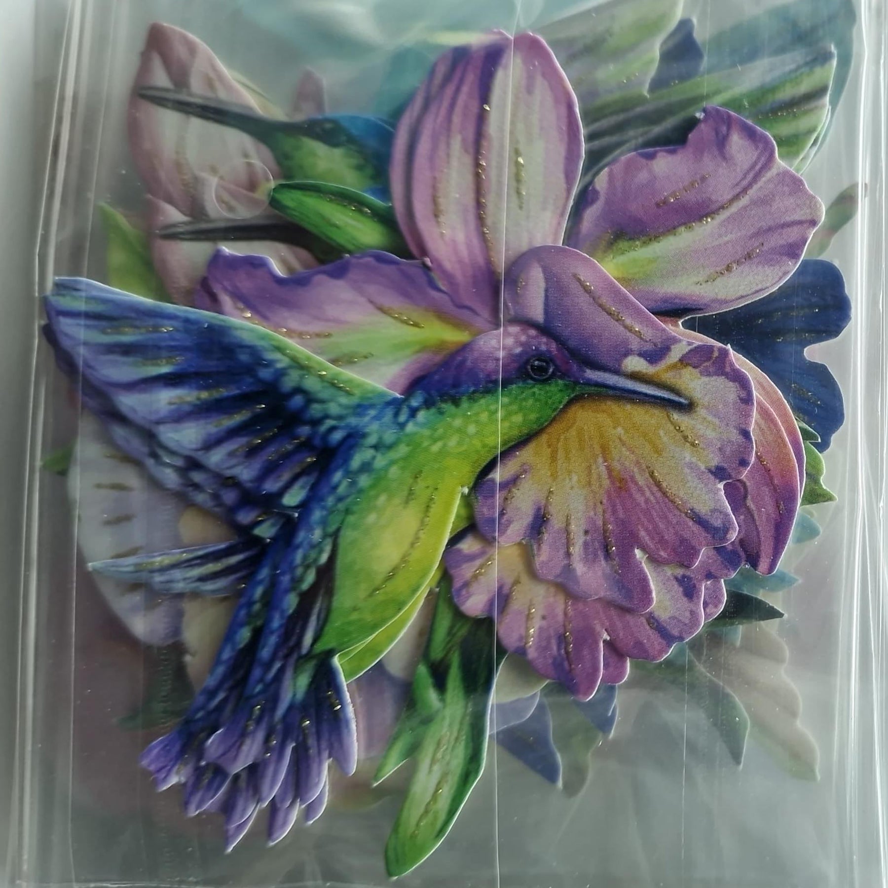 Crealive 3D Topper / Aufsatz - Hummingbirds
Inhalt:
• 10 verschiedene 3D Designs
Spezifikationen:
• Grösse: 1 Design ca. 8 x 8 cm
• Papiergewicht: 280 g/m2
• jedes Design besteht aus 3 gestanzten Teilen (jeweils separat abgepackt)
• feine Glitzer-Verzierungen
Diese Aufsätze sind geeignet für:
• Karten
• Verzierungen für Boxen, Geschenk-Verpackungen, Geschenktaschen, etc.
• Scrapbooking
• Mixed Media
• Journaling
Dieser 3D Bastelaufsatz macht das Basteln einfach und bereitet Spass. Mit den 3D-Designs