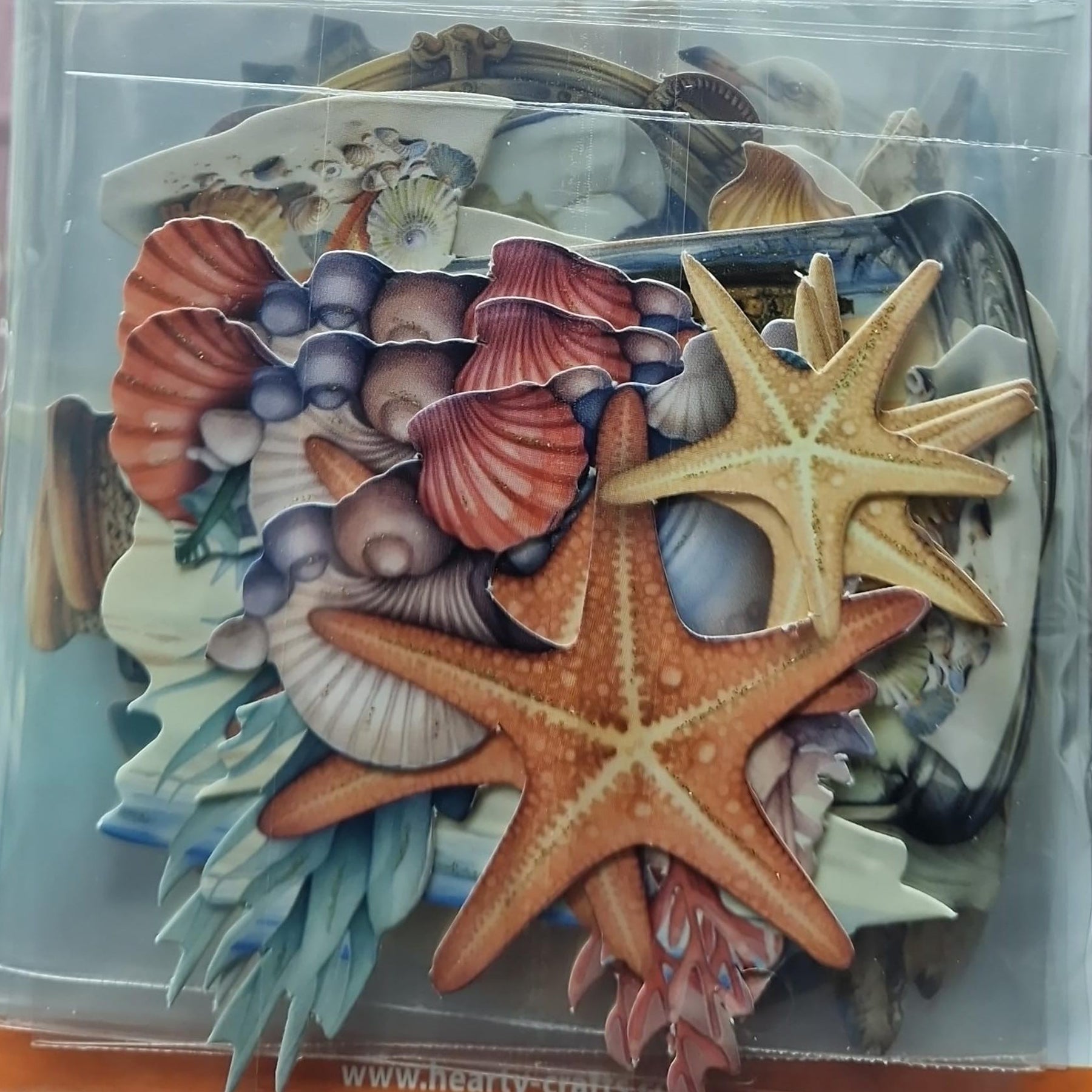 Crealive 3D Topper / Aufsatz - Marine
Inhalt:
• 10 verschiedene 3D Designs
Spezifikationen:
• Grösse: 1 Design ca. 8 x 8 cm
• Papiergewicht: 280 g/m2
• jedes Design besteht aus 3 gestanzten Teilen (jeweils separat abgepackt)
• feine Glitzer-Verzierungen
Diese Aufsätze sind geeignet für:
• Karten
• Verzierungen für Boxen, Geschenk-Verpackungen, Geschenktaschen, etc.
• Scrapbooking
• Mixed Media
• Journaling
Dieser 3D Bastelaufsatz macht das Basteln einfach und bereitet Spass. Mit den 3D-Designs kanns