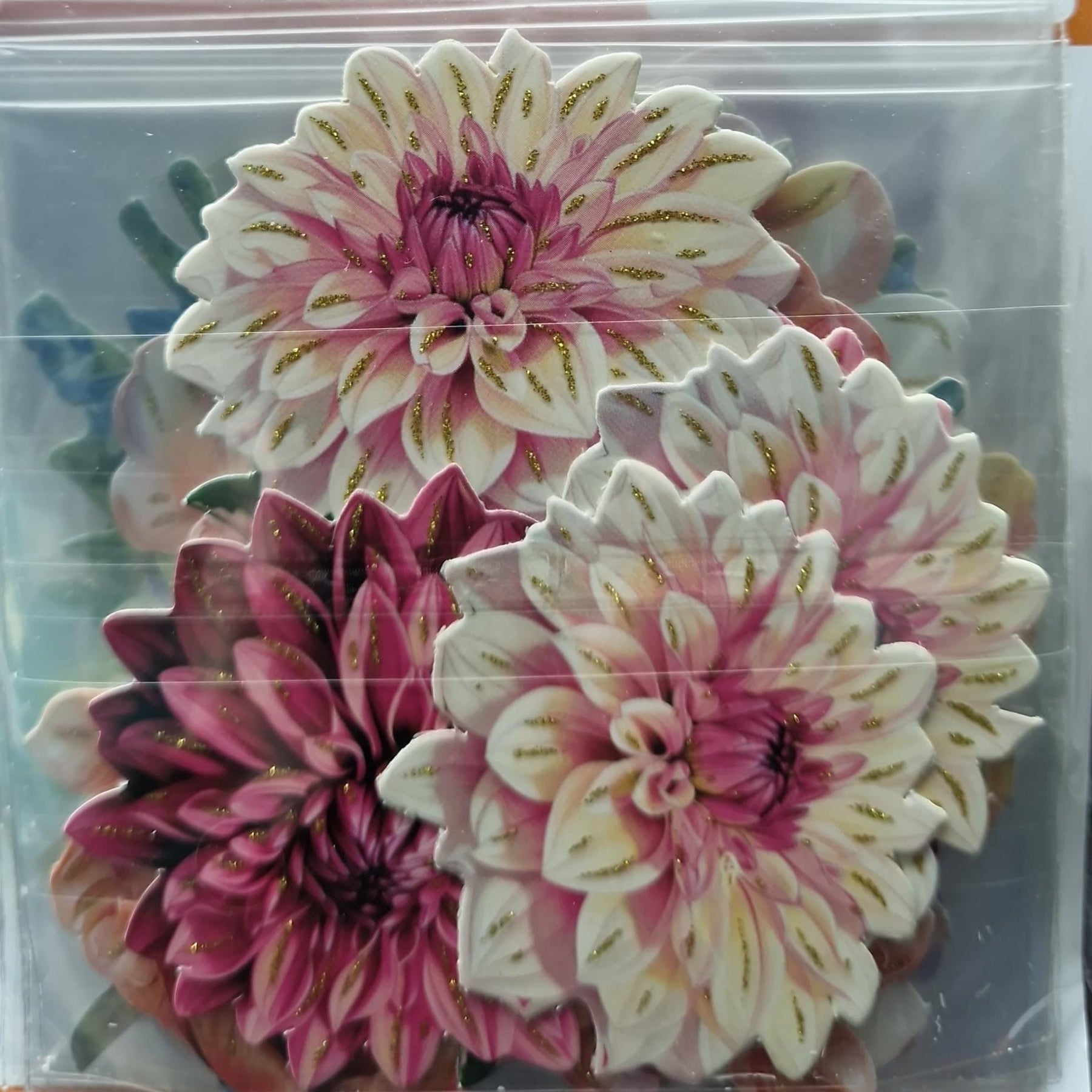 Crealive 3D Topper / Aufsatz - Spring Flowers
Inhalt:
• 10 verschiedene 3D Designs
Spezifikationen:
• Grösse: 1 Design ca. 8 x 8 cm
• Papiergewicht: 280 g/m2
• jedes Design besteht aus 3 gestanzten Teilen (jeweils separat abgepackt)
• feine Glitzer-Verzierungen
Diese Aufsätze sind geeignet für:
• Karten
• Verzierungen für Boxen, Geschenk-Verpackungen, Geschenktaschen, etc.
• Scrapbooking
• Mixed Media
• Journaling
Dieser 3D Bastelaufsatz macht das Basteln einfach und bereitet Spass. Mit den 3D-Desig