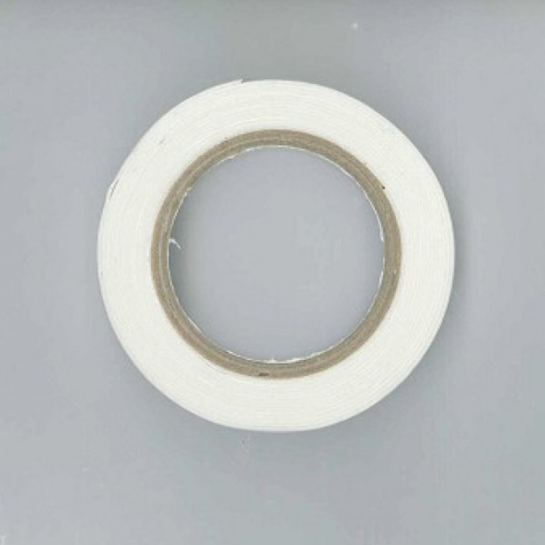 Crealive Foam Tape - 0.5 mm Foam Tape - 0.5 mm dickes, doppelseitiges Klebeband. Mit den dickeren Klebebänder, lassen sich super 3D Effekte erzielen. Sie funktionieren wie die 3D Klebepads, allerdings kann man das Band genau auf die gewünschte Grösse zuschneiden. Es eignet sich somit hervorragend zur Befestigung von kleinen Dekorationen an Karten, um einen 3D Look zu erzeugen. Die beidseitig selbstklebenden 3D Foam Tapes sind geeignet für: • 3D Look bei Karten, Schachteln, etc