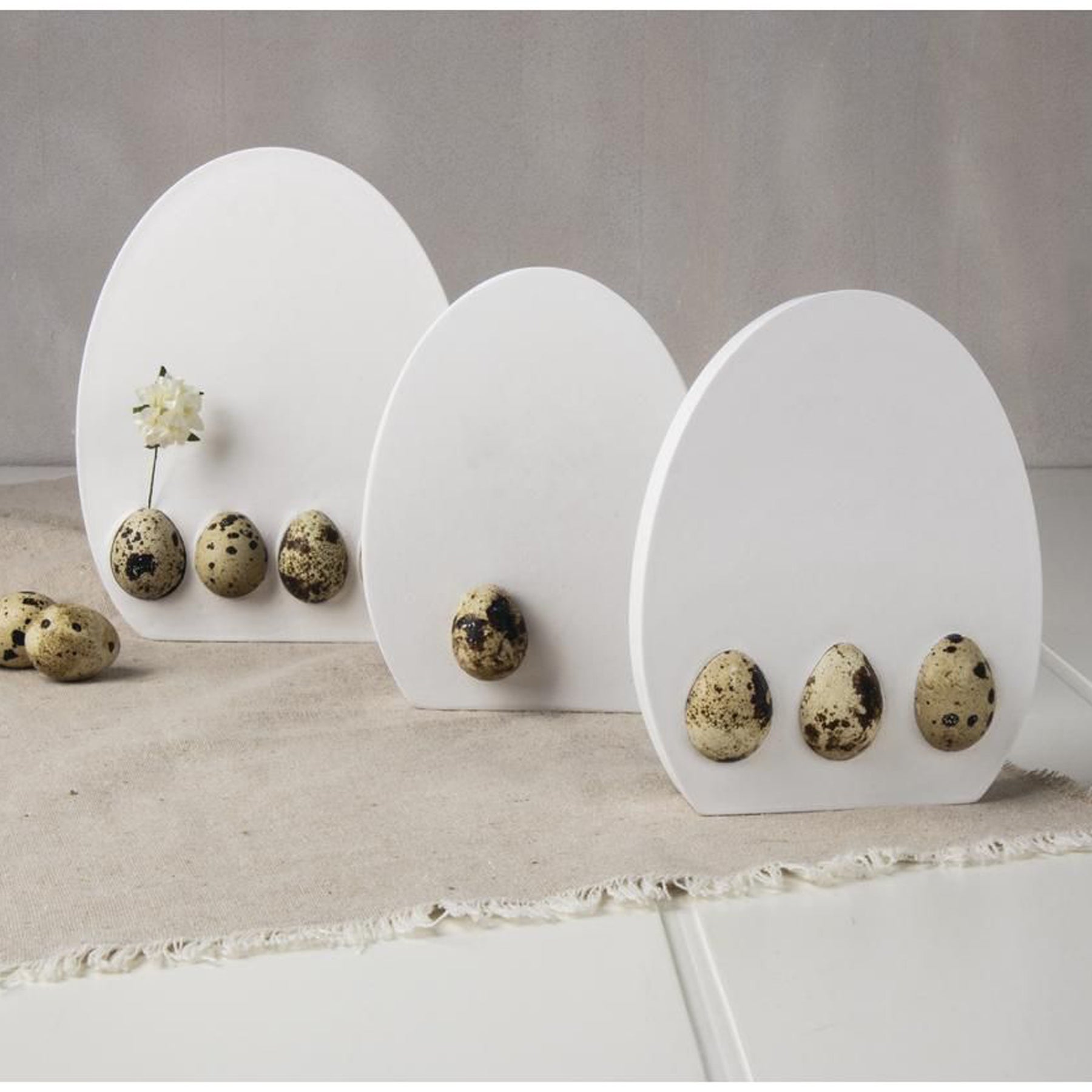 Crealive Giessform - Ei 17.5 cm
Hier werden keine Eier gelegt, hier werden sie gegossen! Trendige Tisch- oder Wohnraumdekoration aus Raysin oder Beton sieht auch zu Ostern toll aus!
Inhalt:
• 1 Giessform: Ei (17.5 cm)
Spezifikationen:
• Material: PET
• Motivgrösse: 14 x 17.5 cm
• Tiefe: 3 cm
• Farbe: hochtransparent
• stabil
• wieder verwendbar
• kann für Raysin, Kreativ-Beton, Wachs oder Seife verwendet werden
• hitzebeständig bis ca. 60°C
Anleitung:
• ca. 1000 g Raysin anrühren (oder ca. 1200 g Krea