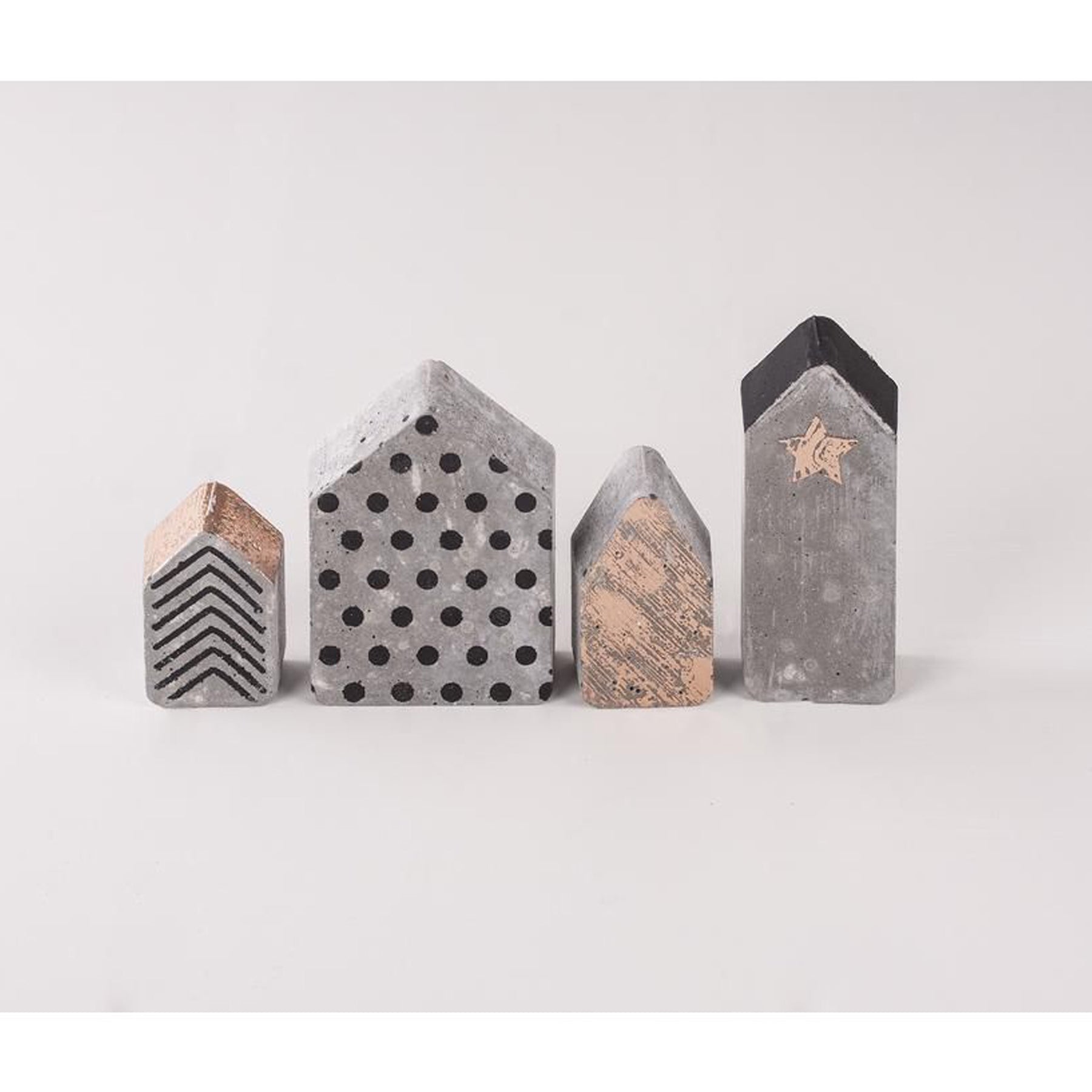 Crealive Giessform - Häuser Inhalt: 1 Giessform mit 4 Häuser Spezifikationen: Material: PET Grösse: 5,5 bis 10,5 cm Tiefe: 3 cm Farbe: hochtransparent stabil wieder verwendbar hitzebeständig bis zu 60°C (somit nicht für Epoxidharz geeignet) kann auch für Kreativ-Beton, Seife oder Wachs verwendet werden