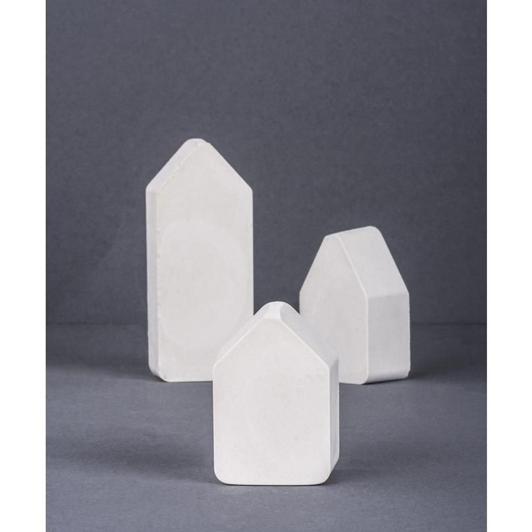 Crealive Giessform - Häuser Inhalt: 1 Giessform mit 4 Häuser Spezifikationen: Material: PET Grösse: 5,5 bis 10,5 cm Tiefe: 3 cm Farbe: hochtransparent stabil wieder verwendbar hitzebeständig bis zu 60°C (somit nicht für Epoxidharz geeignet) kann auch für Kreativ-Beton, Seife oder Wachs verwendet werden