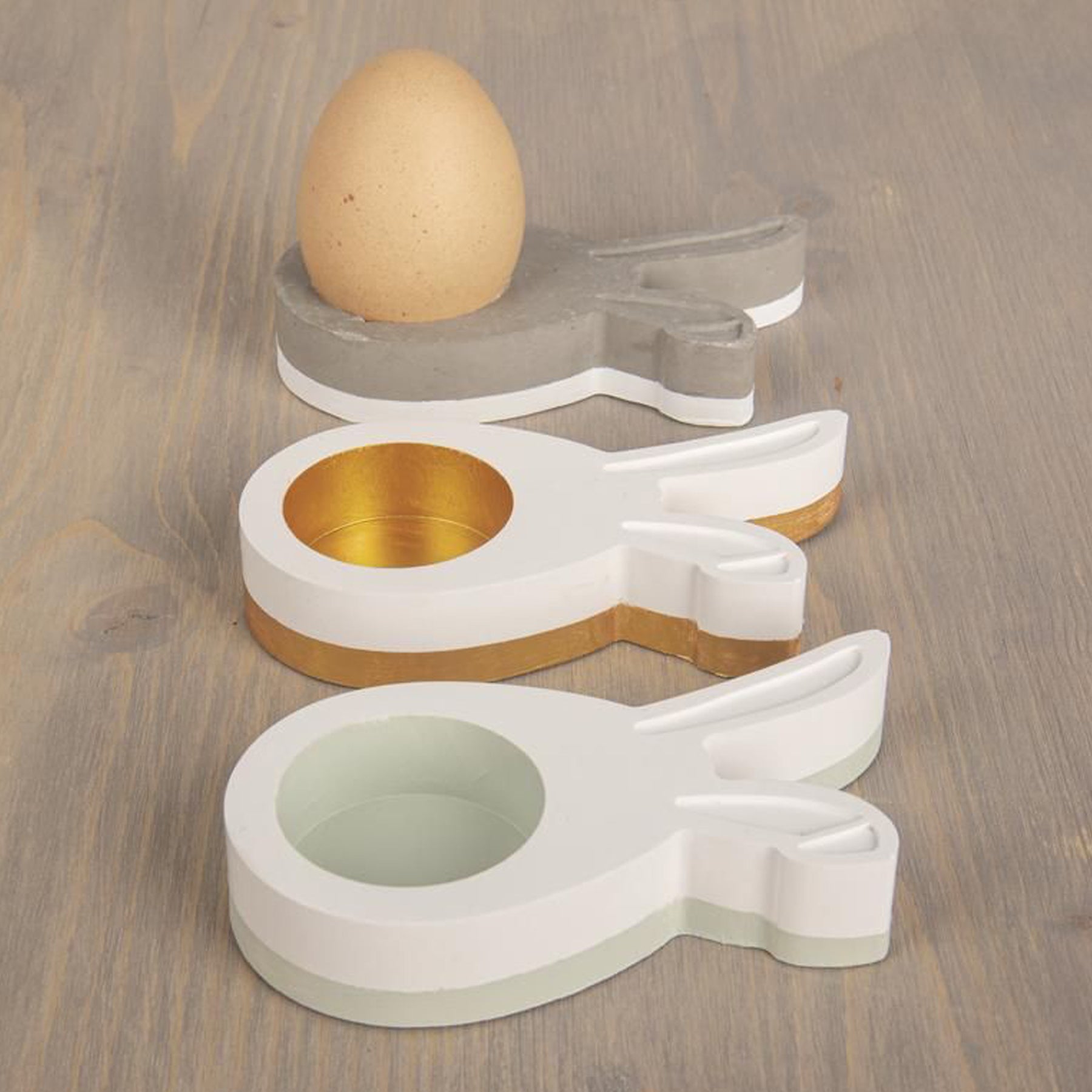 Crealive Giessform Silikon - Happy Egg Inhalt: • 1 Giessform Silikon - Happy Egg Spezifikationen: • Material: hochwertiges Silikon • frost- und hitzebeständig (-40° bis +240°) • immer wieder verwendbar Anleitung: • ca. 350 g Raysin 200 oder 350 g Raysin 250 anrühren Eine individuelle Osterdekoration! Diese Giessform ist etwas ganz Besonderes: Die Motive kannst du als Serviettenring und Eierbecher mit Loch in der Mitte oder als Teelichthalter mit Boden ausgießen.