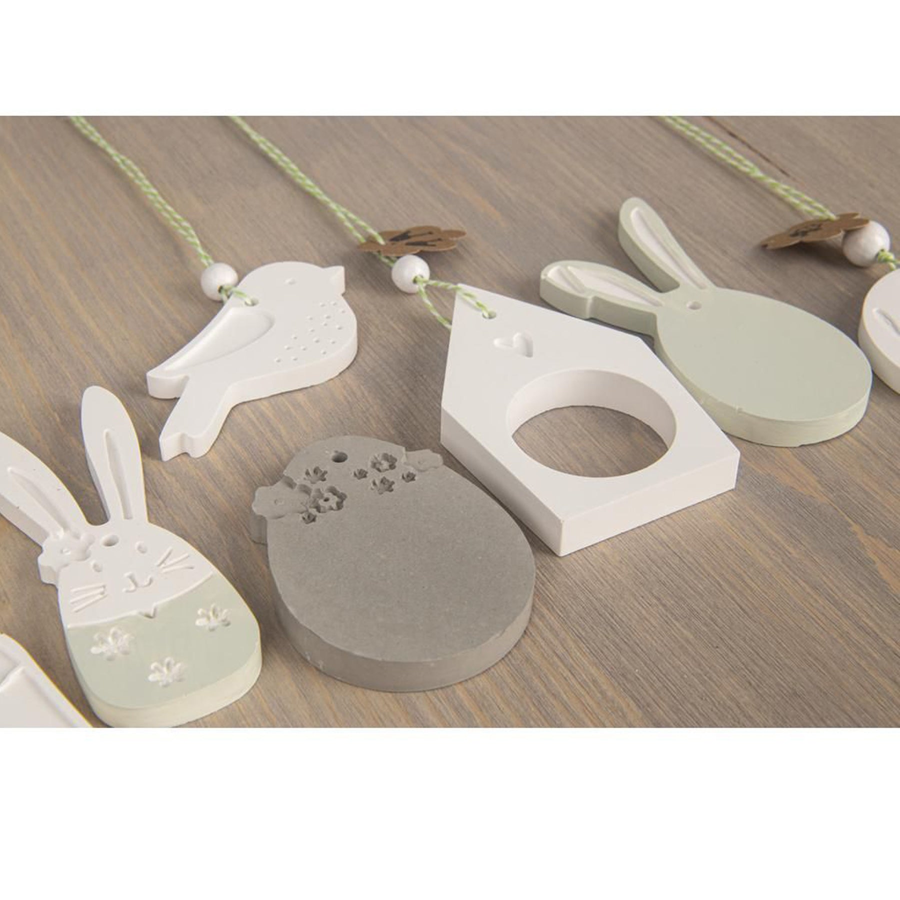 Crealive Giessform Silikon - Happy Sping - 1 x Vogel - 1 x Osterei - 1 x Schlappohr-Hase - 1 x Hase - 1 x runder Anhänger mit Text 'Happy Spring' - 1 x Haus - 1 x kleine Möhre - 1 x grosse Möhre • immer wieder verwendbar • kann auch für Kreativ-Beton oder Giessharz verwendet werden • ca. 150 g weisses Raysin 200 oder schwarzes Raysin 250 anrühren Gestalte deine individuelle Osterdekoration! Diese Giessformen sind zauberhafte Deko-Motive für deine Frühlings- und Osterdekoration.