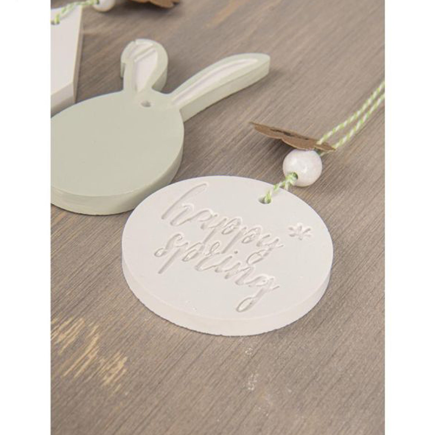 Crealive Giessform Silikon - Happy Sping - 1 x Vogel - 1 x Osterei - 1 x Schlappohr-Hase - 1 x Hase - 1 x runder Anhänger mit Text 'Happy Spring' - 1 x Haus - 1 x kleine Möhre - 1 x grosse Möhre • immer wieder verwendbar • kann auch für Kreativ-Beton oder Giessharz verwendet werden • ca. 150 g weisses Raysin 200 oder schwarzes Raysin 250 anrühren Gestalte deine individuelle Osterdekoration! Diese Giessformen sind zauberhafte Deko-Motive für deine Frühlings- und Osterdekoration.
