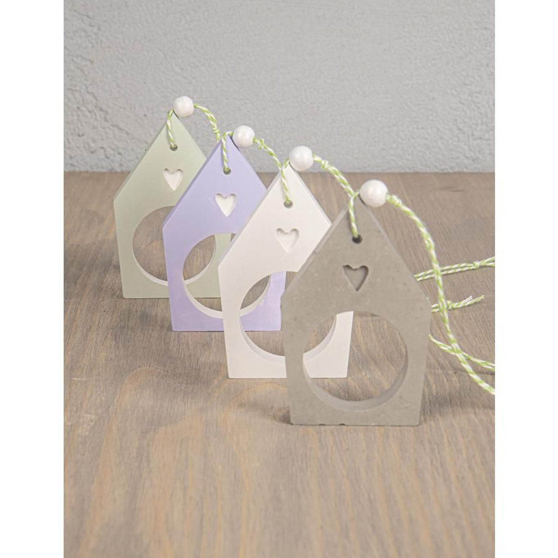 Crealive Giessform Silikon - Happy Sping - 1 x Vogel - 1 x Osterei - 1 x Schlappohr-Hase - 1 x Hase - 1 x runder Anhänger mit Text 'Happy Spring' - 1 x Haus - 1 x kleine Möhre - 1 x grosse Möhre • immer wieder verwendbar • kann auch für Kreativ-Beton oder Giessharz verwendet werden • ca. 150 g weisses Raysin 200 oder schwarzes Raysin 250 anrühren Gestalte deine individuelle Osterdekoration! Diese Giessformen sind zauberhafte Deko-Motive für deine Frühlings- und Osterdekoration.