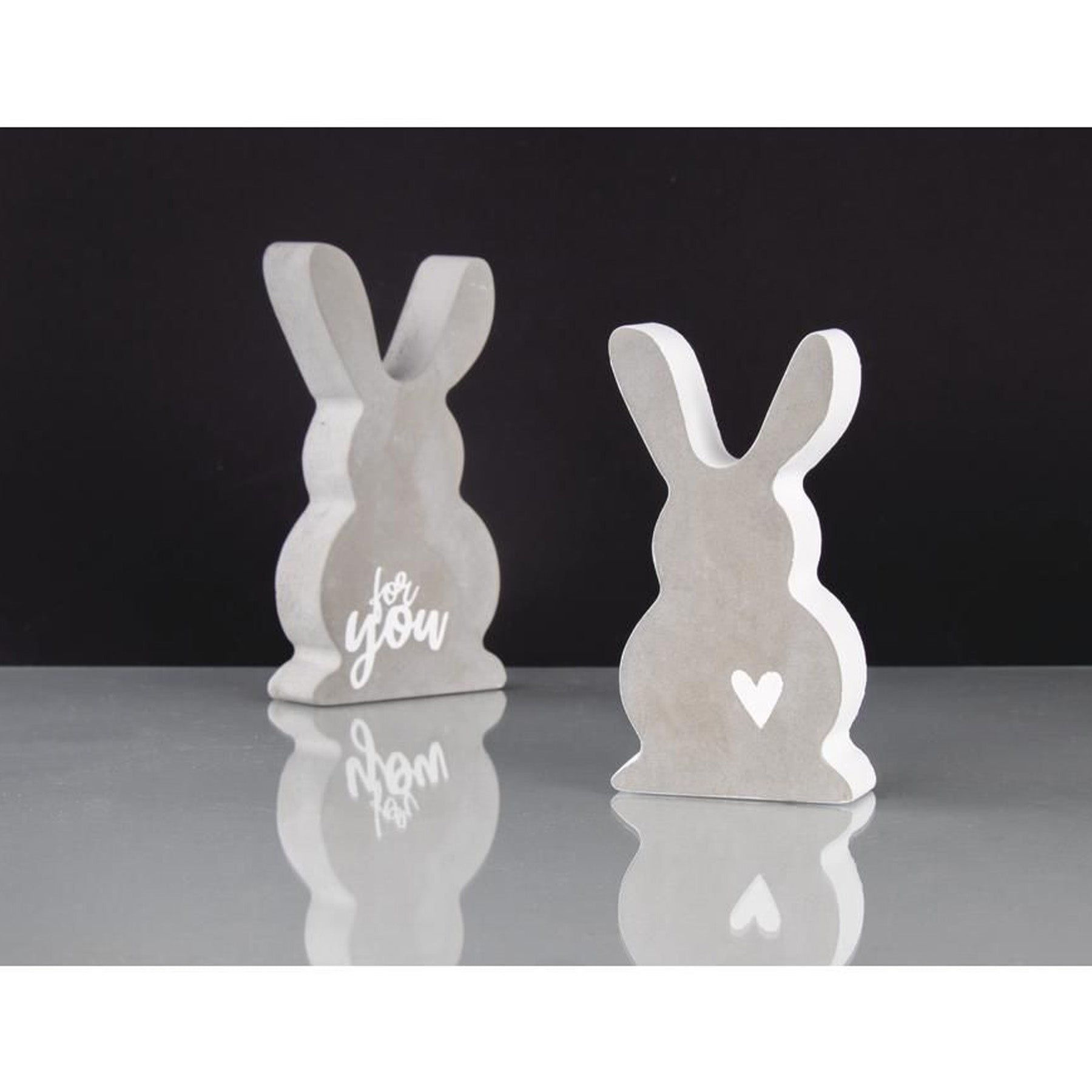 Crealive Giessform - Hasenfamilie Hallo Frühling! Heisse die Osterzeit mit einer selbst gegossenen Hasen-Dekoration willkommen. Die Giessform mit Hasenmotiven wird in Kombination mit Kreativbeton, Giesspulver oder Seife verwendet. Frühlingserwachen mit niedlicher Osterhasen-Dekoration. Inhalt: 1 Giessform mit 2 Hasen Spezifikationen: Material: hochwertiges, transparentes PET Formgrössen: 8 x 14.5 cm & 6.5 x 11.7 cm Motivtiefe: 3 cm