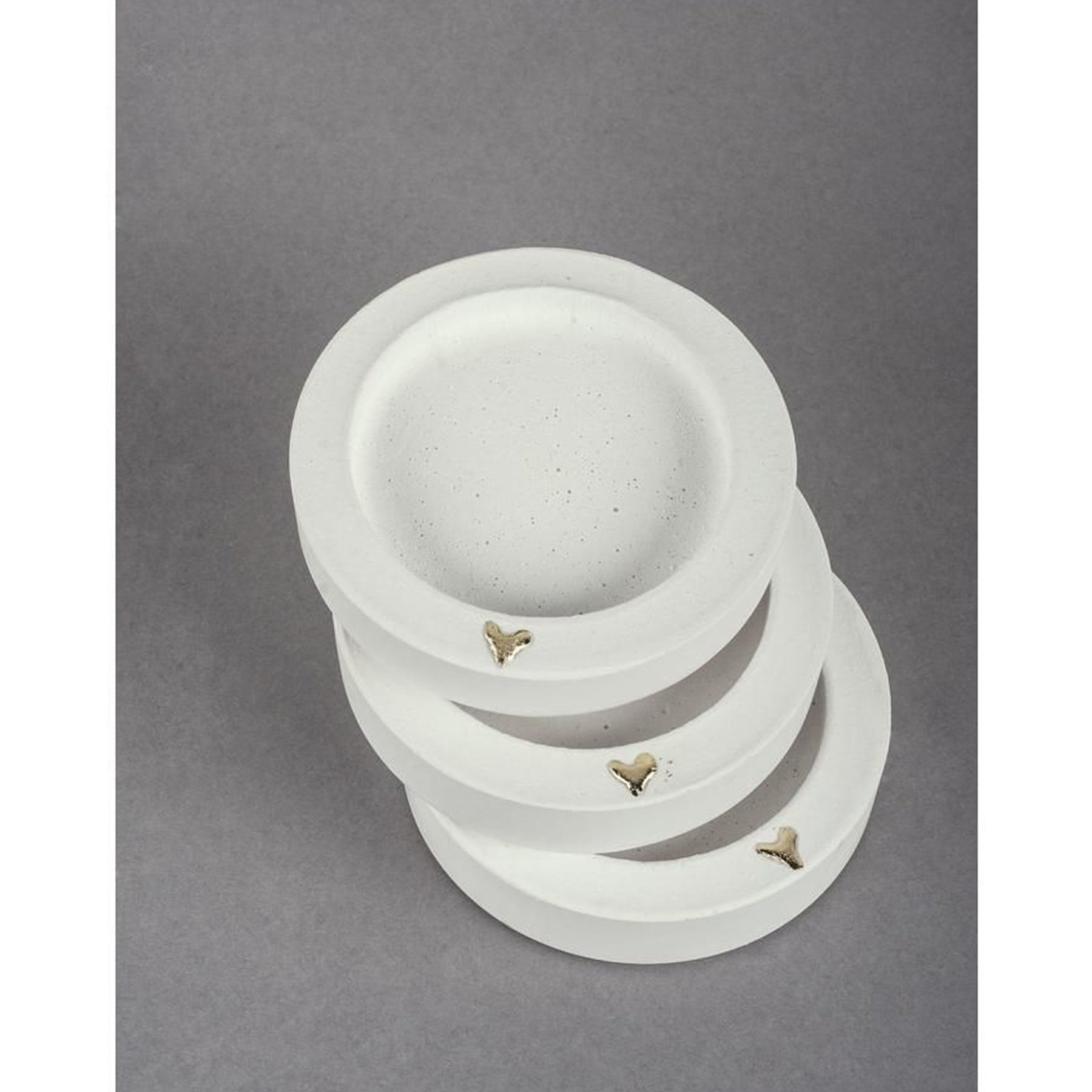 Crealive Giesspulver Raysin 200 - Weiss - 1 kg Inhalt: 1 Beutel mit 1 kg Raysin Spezifikationen: Material: rein natürliches Calciumsulfat lufthärtend geruchlos lebensmittelneutral hohe Festigkeit 200N/mm² verwendbar für Giessformen aus Kunststoff (PET, LDPE, etc.), Latex, Silikon und Kautschuk bereits nach ca Raysin 200 ist geeignet für: grössere Gegenstände wie Figuren, Schalen, Dekofliesen & Co.