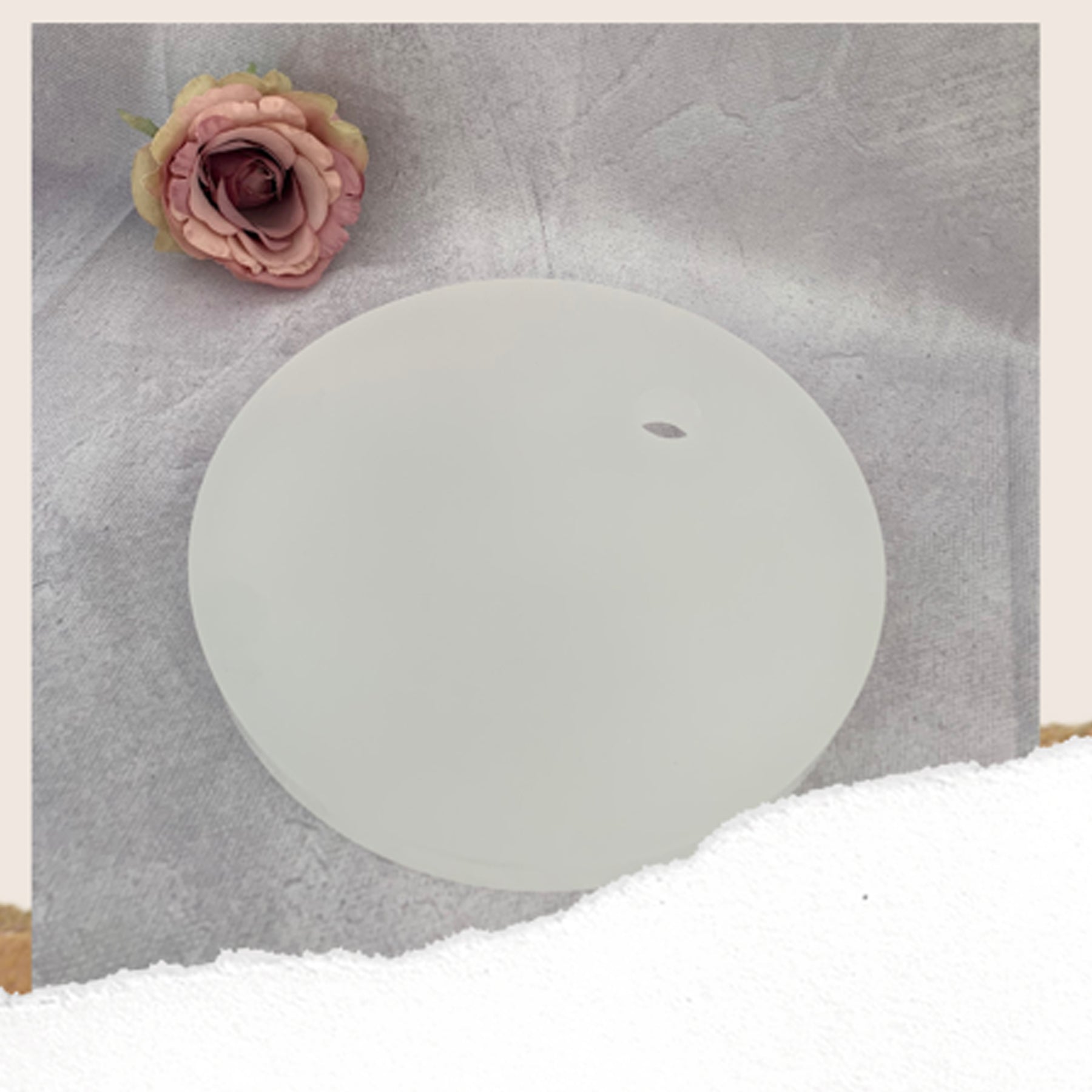 Crealive Acryl Kerzenteller Der grosse Kerzenteller hat einen Durchmesser von 21,3 cm und eine Dicke von 2 cm. Das Loch bietet Platz für eine Kerzentülle in der Grösse von 27 x 27 x 19mm. Er ist ideal für Geburtstage, Kommunion, Weihnachten und sonstigen feierlichen Anlässen. Mit einem Plott oder RubOns verschönern und fertig ist dein einzigartiger Kerzenteller. Du kannst dich grenzenlos kreativ austoben. Inhalt: 1 Kerzenteller Spezifikationen: Material: Acryl