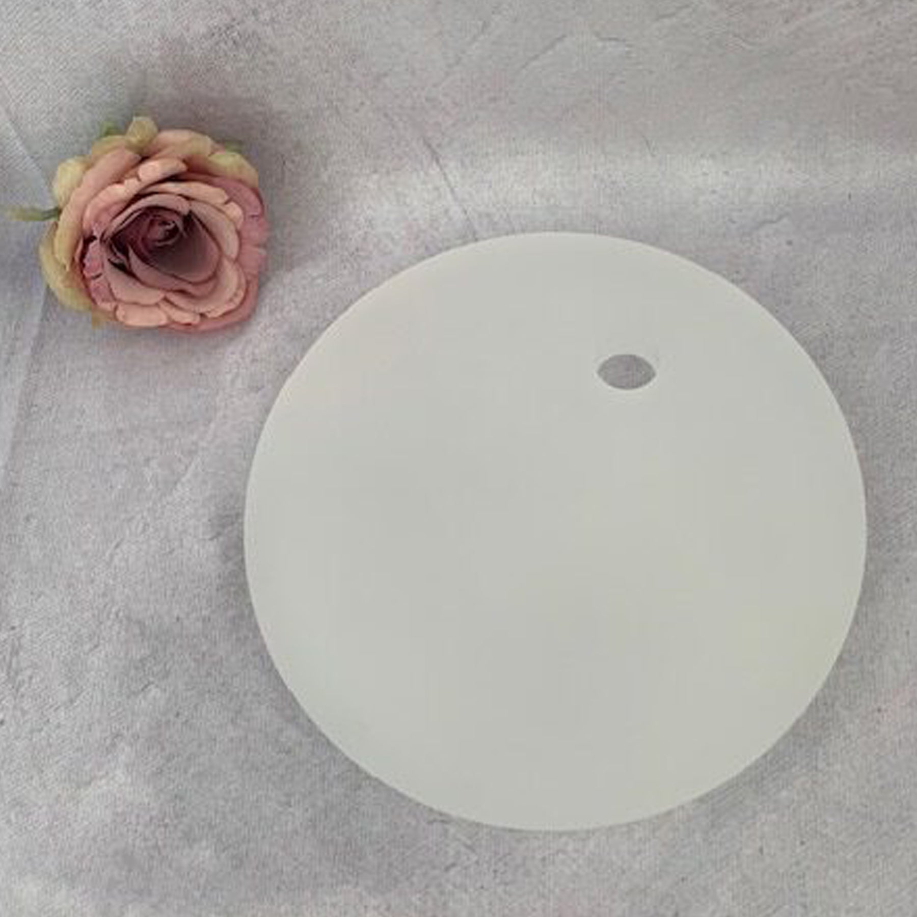 Crealive Acryl Kerzenteller Der grosse Kerzenteller hat einen Durchmesser von 21,3 cm und eine Dicke von 2 cm. Das Loch bietet Platz für eine Kerzentülle in der Grösse von 27 x 27 x 19mm. Er ist ideal für Geburtstage, Kommunion, Weihnachten und sonstigen feierlichen Anlässen. Mit einem Plott oder RubOns verschönern und fertig ist dein einzigartiger Kerzenteller. Du kannst dich grenzenlos kreativ austoben. Inhalt: 1 Kerzenteller Spezifikationen: Material: Acryl