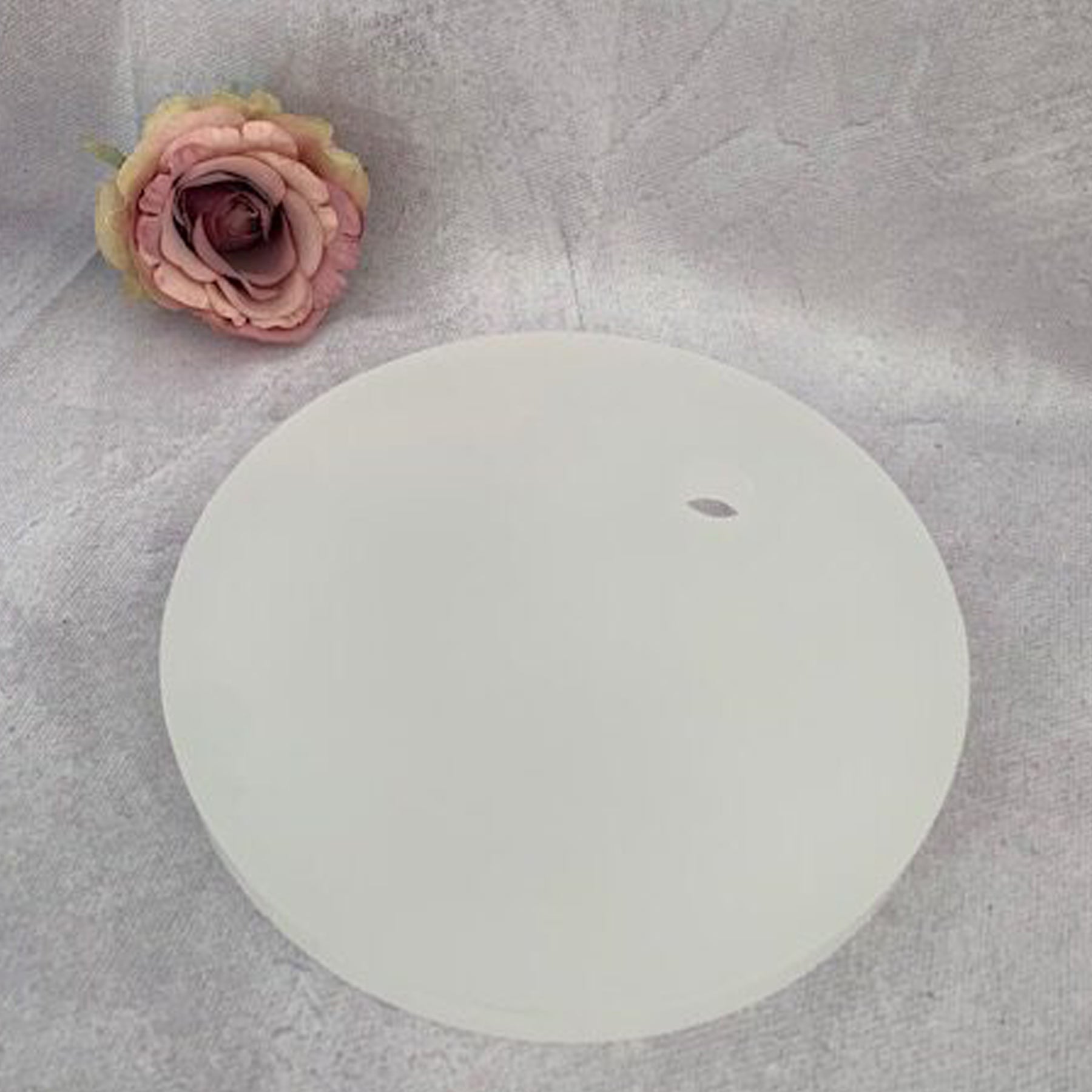 Crealive Acryl Kerzenteller Der grosse Kerzenteller hat einen Durchmesser von 21,3 cm und eine Dicke von 2 cm. Das Loch bietet Platz für eine Kerzentülle in der Grösse von 27 x 27 x 19mm. Er ist ideal für Geburtstage, Kommunion, Weihnachten und sonstigen feierlichen Anlässen. Mit einem Plott oder RubOns verschönern und fertig ist dein einzigartiger Kerzenteller. Du kannst dich grenzenlos kreativ austoben. Inhalt: 1 Kerzenteller Spezifikationen: Material: Acryl