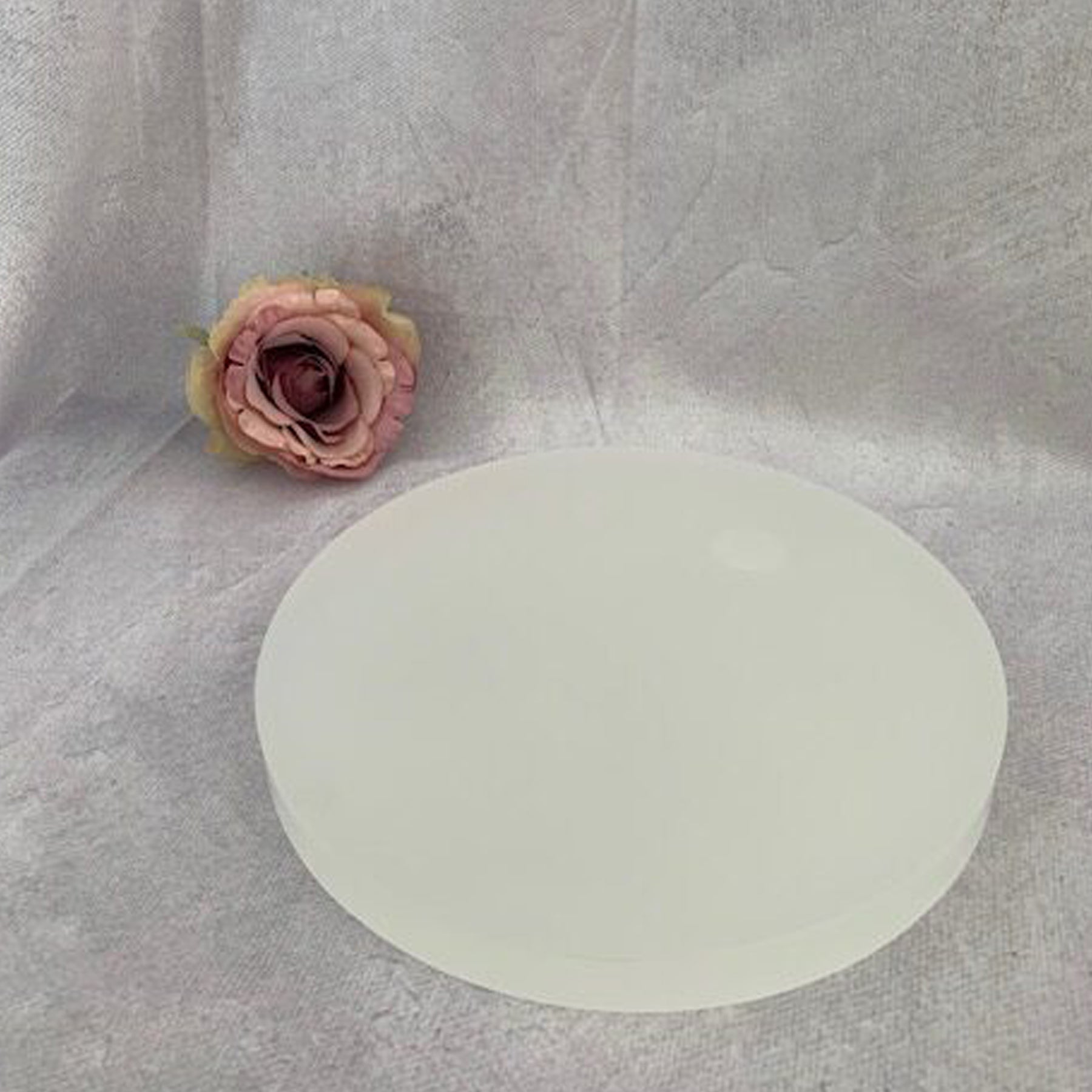 Crealive Acryl Kerzenteller Der grosse Kerzenteller hat einen Durchmesser von 21,3 cm und eine Dicke von 2 cm. Das Loch bietet Platz für eine Kerzentülle in der Grösse von 27 x 27 x 19mm. Er ist ideal für Geburtstage, Kommunion, Weihnachten und sonstigen feierlichen Anlässen. Mit einem Plott oder RubOns verschönern und fertig ist dein einzigartiger Kerzenteller. Du kannst dich grenzenlos kreativ austoben. Inhalt: 1 Kerzenteller Spezifikationen: Material: Acryl