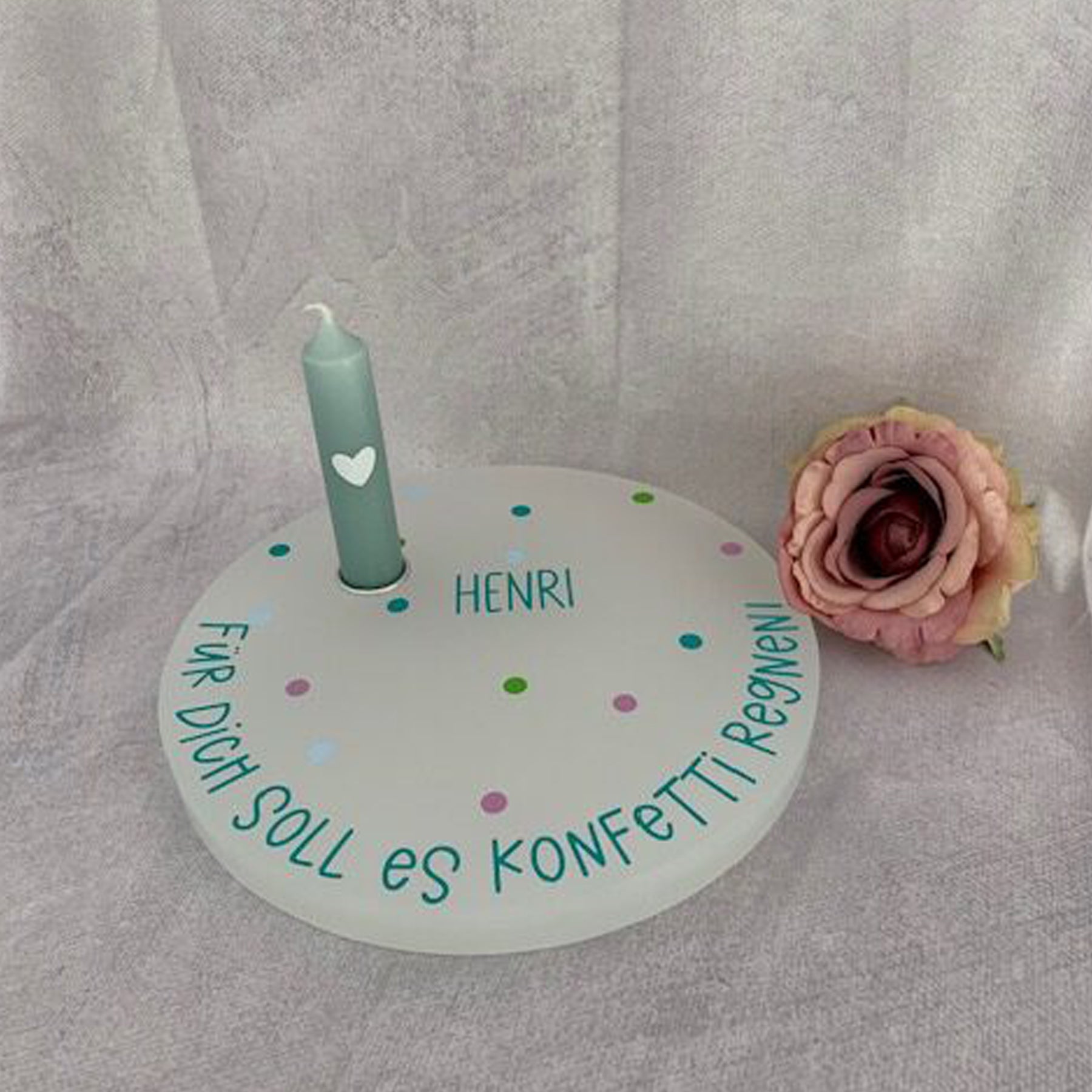 Crealive Acryl Kerzenteller Der grosse Kerzenteller hat einen Durchmesser von 21,3 cm und eine Dicke von 2 cm. Das Loch bietet Platz für eine Kerzentülle in der Grösse von 27 x 27 x 19mm. Er ist ideal für Geburtstage, Kommunion, Weihnachten und sonstigen feierlichen Anlässen. Mit einem Plott oder RubOns verschönern und fertig ist dein einzigartiger Kerzenteller. Du kannst dich grenzenlos kreativ austoben. Inhalt: 1 Kerzenteller Spezifikationen: Material: Acryl