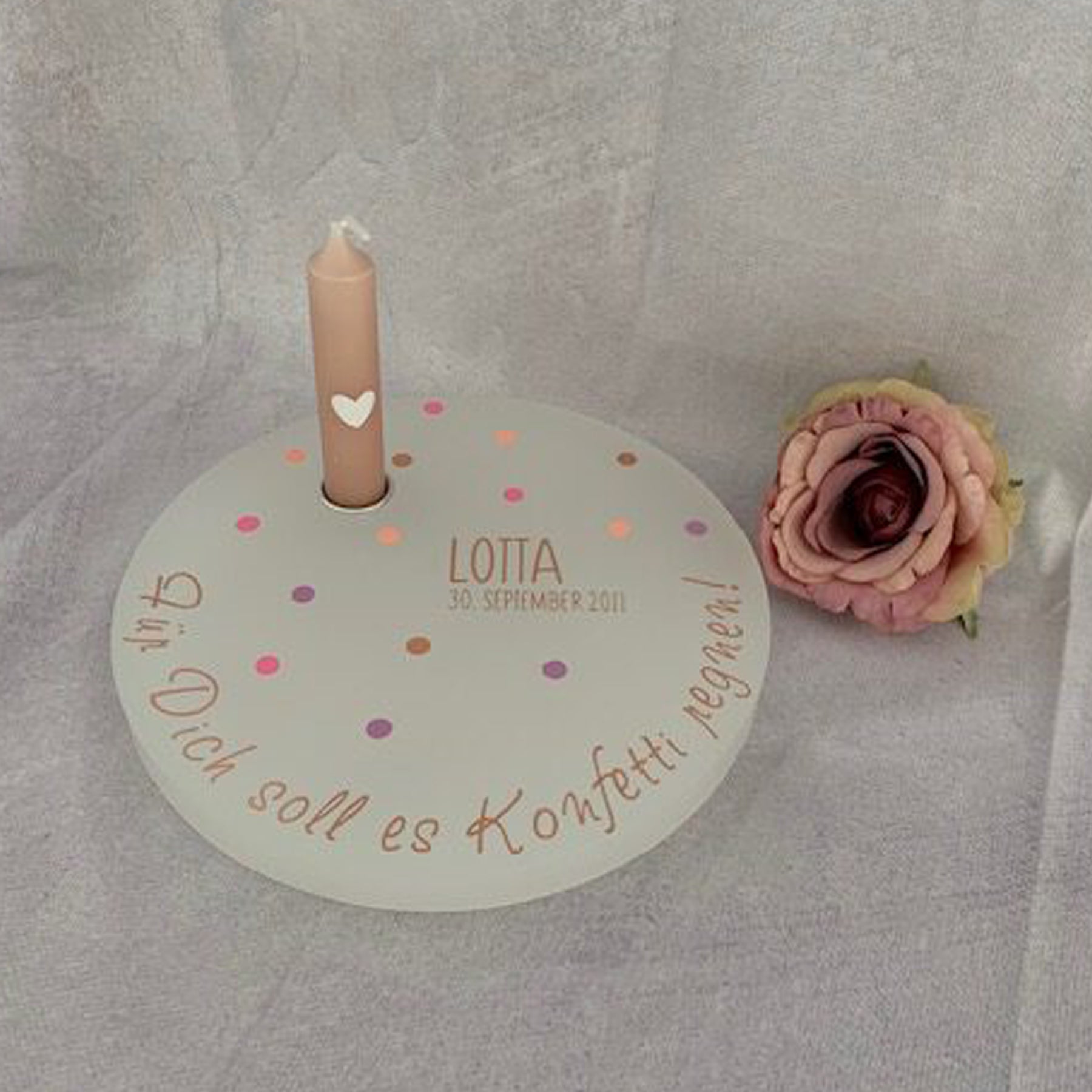 Crealive Acryl Kerzenteller Der grosse Kerzenteller hat einen Durchmesser von 21,3 cm und eine Dicke von 2 cm. Das Loch bietet Platz für eine Kerzentülle in der Grösse von 27 x 27 x 19mm. Er ist ideal für Geburtstage, Kommunion, Weihnachten und sonstigen feierlichen Anlässen. Mit einem Plott oder RubOns verschönern und fertig ist dein einzigartiger Kerzenteller. Du kannst dich grenzenlos kreativ austoben. Inhalt: 1 Kerzenteller Spezifikationen: Material: Acryl