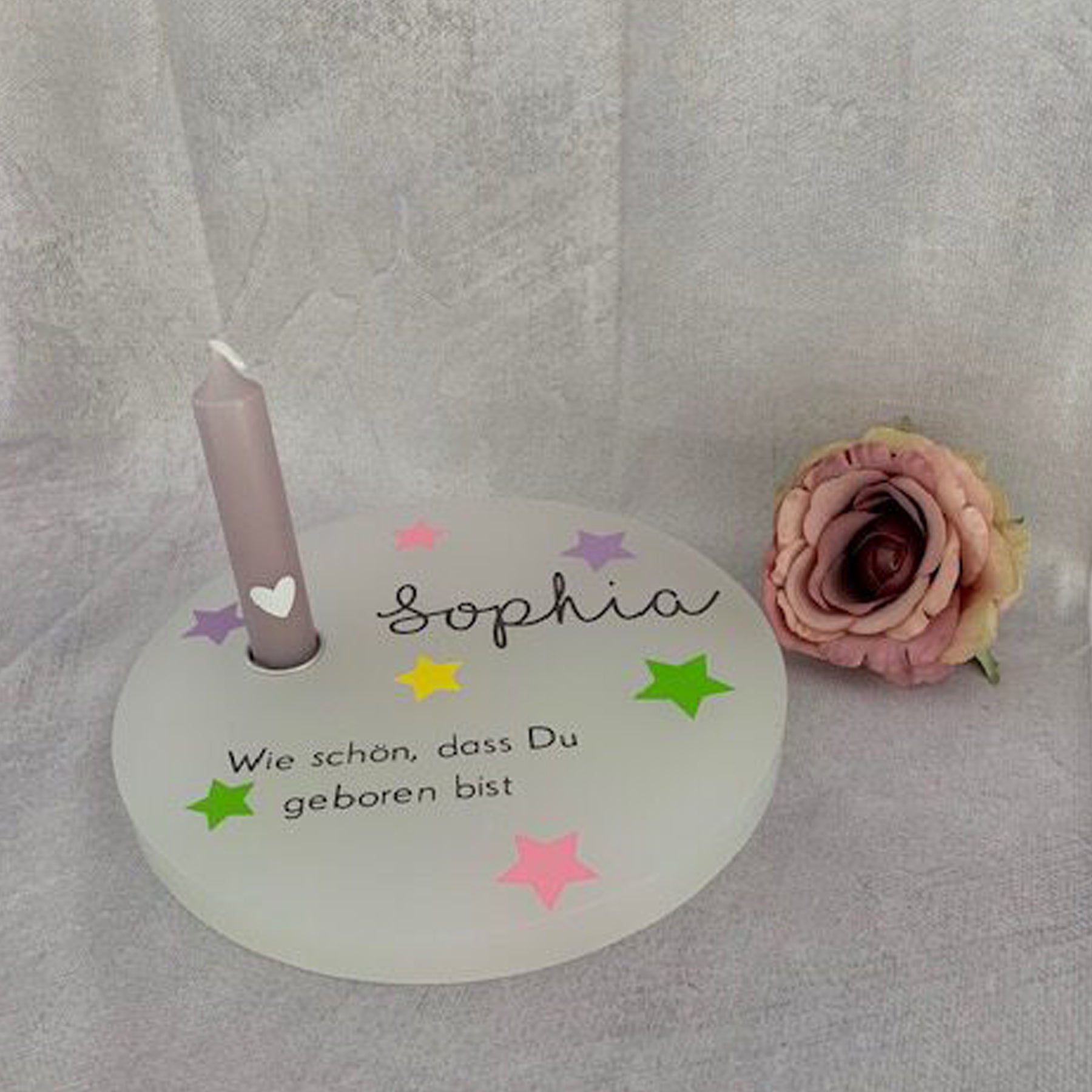 Crealive Acryl Kerzenteller Der grosse Kerzenteller hat einen Durchmesser von 21,3 cm und eine Dicke von 2 cm. Das Loch bietet Platz für eine Kerzentülle in der Grösse von 27 x 27 x 19mm. Er ist ideal für Geburtstage, Kommunion, Weihnachten und sonstigen feierlichen Anlässen. Mit einem Plott oder RubOns verschönern und fertig ist dein einzigartiger Kerzenteller. Du kannst dich grenzenlos kreativ austoben. Inhalt: 1 Kerzenteller Spezifikationen: Material: Acryl