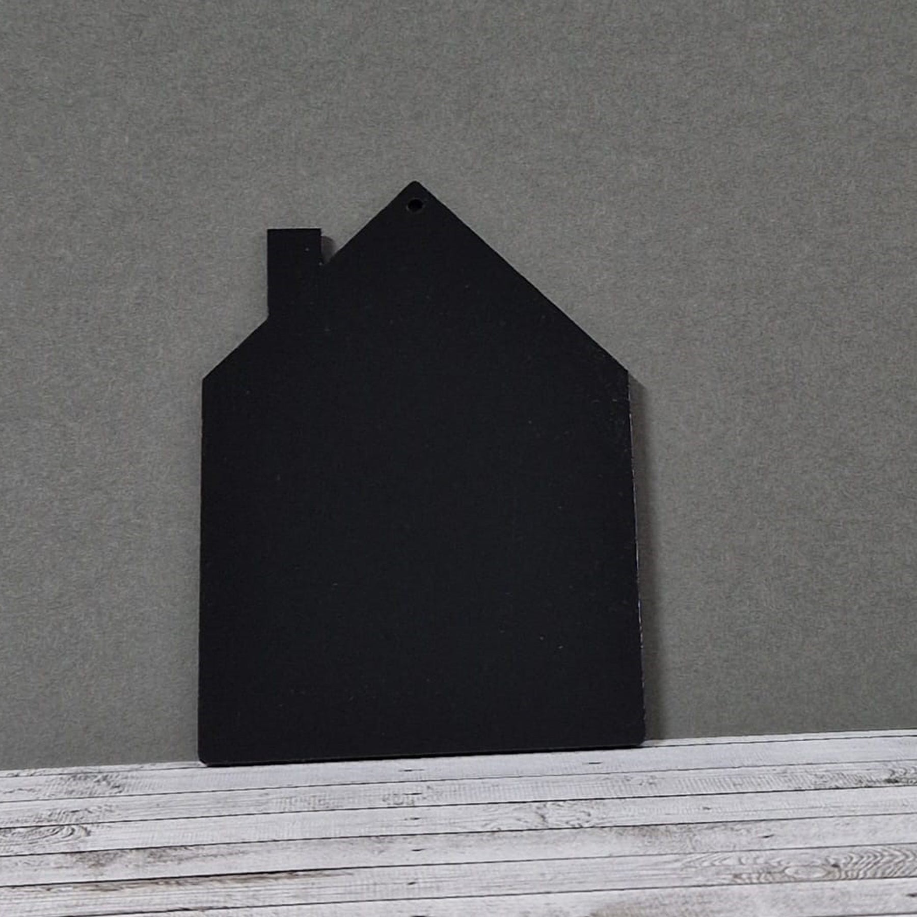 Crealive Acryl - Little Häuschenliebe Schwarz Dieses kleine Acryl Häuschen in Schwarz ist zum Aufhängen gedacht - die Bohrung ist bereits vorhanden. Du kannst sie mit Folie, Rub Ons und vielem mehr verzieren. Jede Scheibe ist beidseitig mit einer Folie geschützt. Diese kannst du ganz einfach von der Scheibe lösen. Die Folien sind natürlich recyclebar. Inhalt: • 1 Acrylglasscheibe Spezifikationen: • Material: Acryl • Länge: 107 mm • Breite: 78 mm • Dicke: 3 mm • Glas: Schwarz