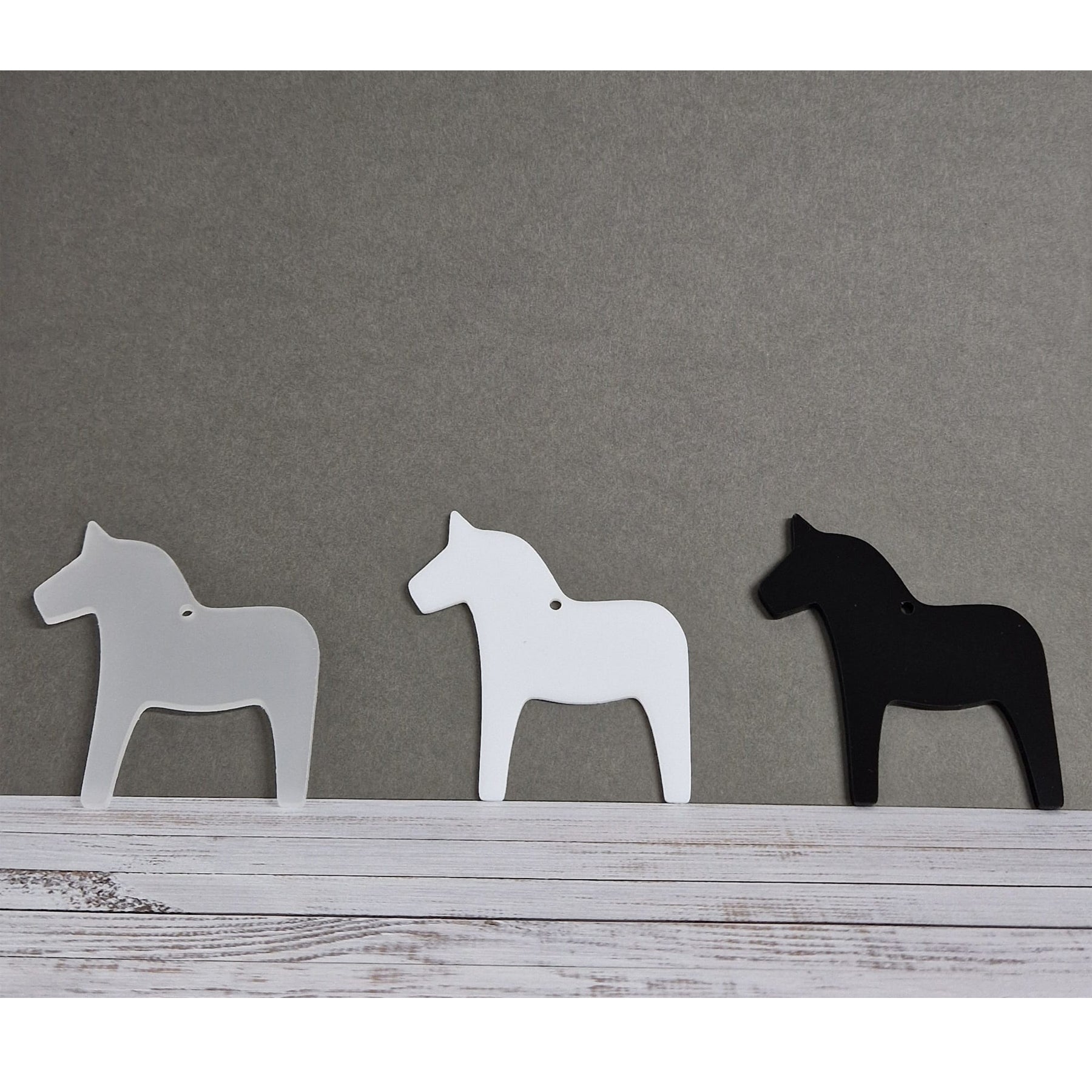 Crealive Acryl Anhänger - Balia Pferd
Dieses schöne Dala Pferdchen Balia aus Acryl kannst du als Aufhänger für deinen Weihnachtsbaum oder bei deiner Weihnachtsdeko verwenden. Auch als Anhänger an deinen Geschenken kannst du ihnen das gewisse Extra verleihen und deinen Liebsten eine Freude bereiten. Beide Seiten lassen sich wunderbare mit Folien oder selbstklebenden Papier verzieren.
Inhalt:
• 1 Acryl Anhänger
Spezifikationen:
• Material: Acryl
• Grösse: 68 x 75 mm
• Glas: glänzend oder satiniert