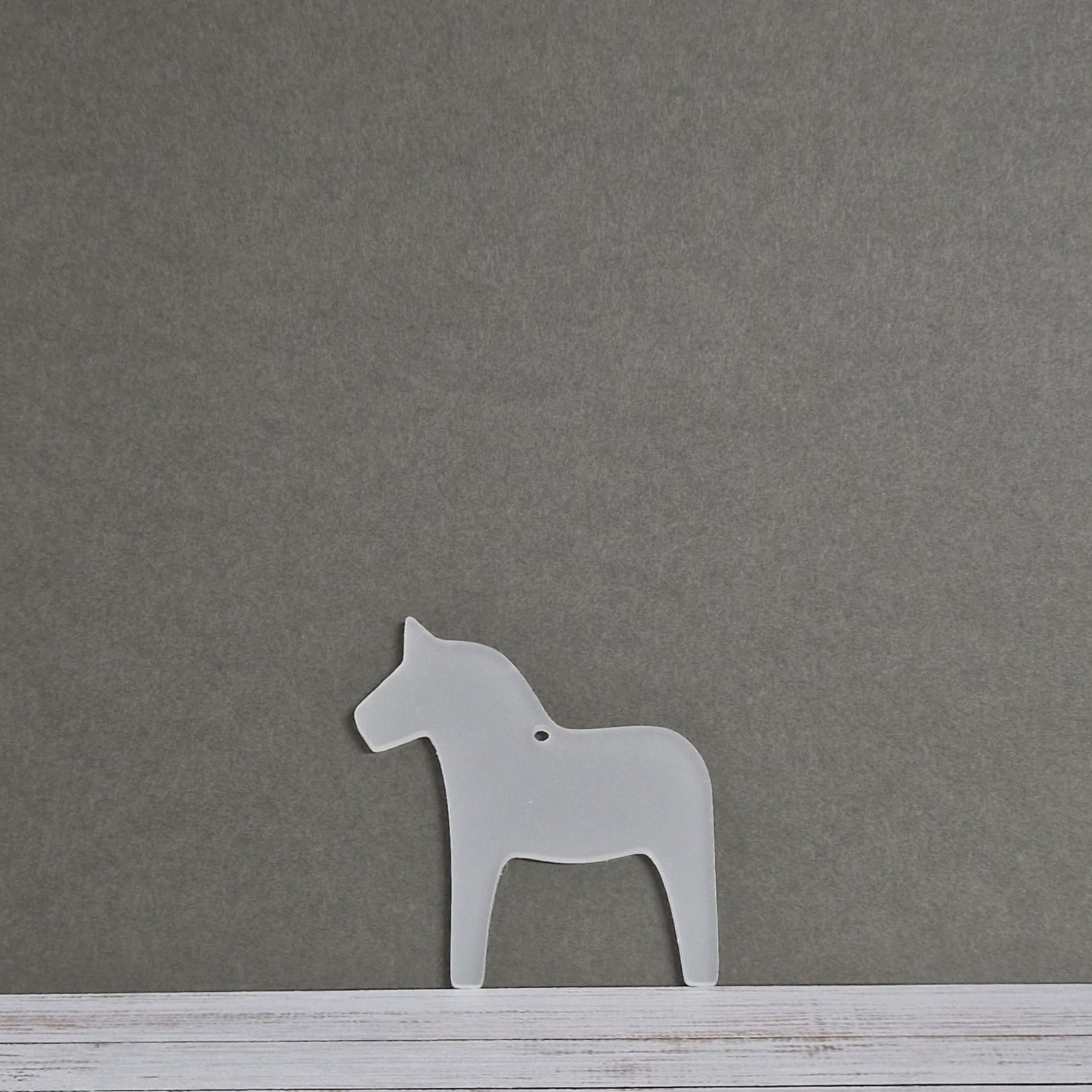 Crealive Acryl Anhänger - Balia Pferd
Dieses schöne Dala Pferdchen Balia aus Acryl kannst du als Aufhänger für deinen Weihnachtsbaum oder bei deiner Weihnachtsdeko verwenden. Auch als Anhänger an deinen Geschenken kannst du ihnen das gewisse Extra verleihen und deinen Liebsten eine Freude bereiten. Beide Seiten lassen sich wunderbare mit Folien oder selbstklebenden Papier verzieren.
Inhalt:
• 1 Acryl Anhänger
Spezifikationen:
• Material: Acryl
• Grösse: 68 x 75 mm
• Glas: glänzend oder satiniert