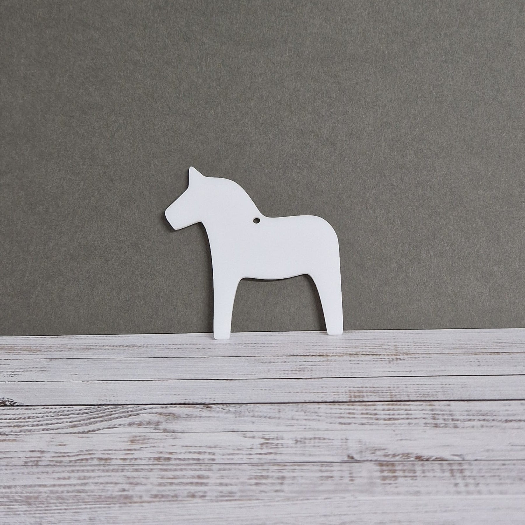 Crealive Acryl Anhänger - Balia Pferd
Dieses schöne Dala Pferdchen Balia aus Acryl kannst du als Aufhänger für deinen Weihnachtsbaum oder bei deiner Weihnachtsdeko verwenden. Auch als Anhänger an deinen Geschenken kannst du ihnen das gewisse Extra verleihen und deinen Liebsten eine Freude bereiten. Beide Seiten lassen sich wunderbare mit Folien oder selbstklebenden Papier verzieren.
Inhalt:
• 1 Acryl Anhänger
Spezifikationen:
• Material: Acryl
• Grösse: 68 x 75 mm
• Glas: glänzend oder satiniert