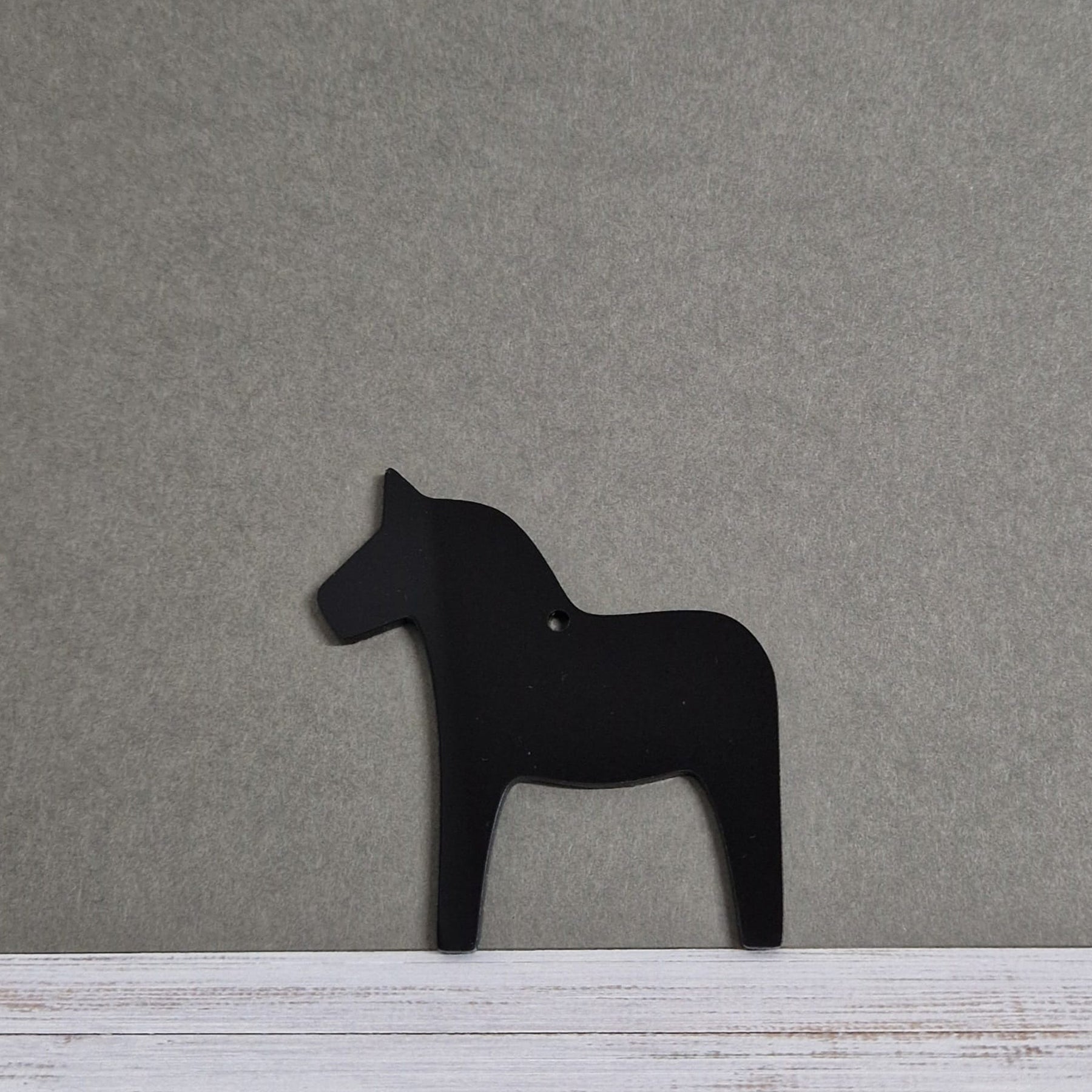 Crealive Acryl Anhänger - Balia Pferd
Dieses schöne Dala Pferdchen Balia aus Acryl kannst du als Aufhänger für deinen Weihnachtsbaum oder bei deiner Weihnachtsdeko verwenden. Auch als Anhänger an deinen Geschenken kannst du ihnen das gewisse Extra verleihen und deinen Liebsten eine Freude bereiten. Beide Seiten lassen sich wunderbare mit Folien oder selbstklebenden Papier verzieren.
Inhalt:
• 1 Acryl Anhänger
Spezifikationen:
• Material: Acryl
• Grösse: 68 x 75 mm
• Glas: glänzend oder satiniert