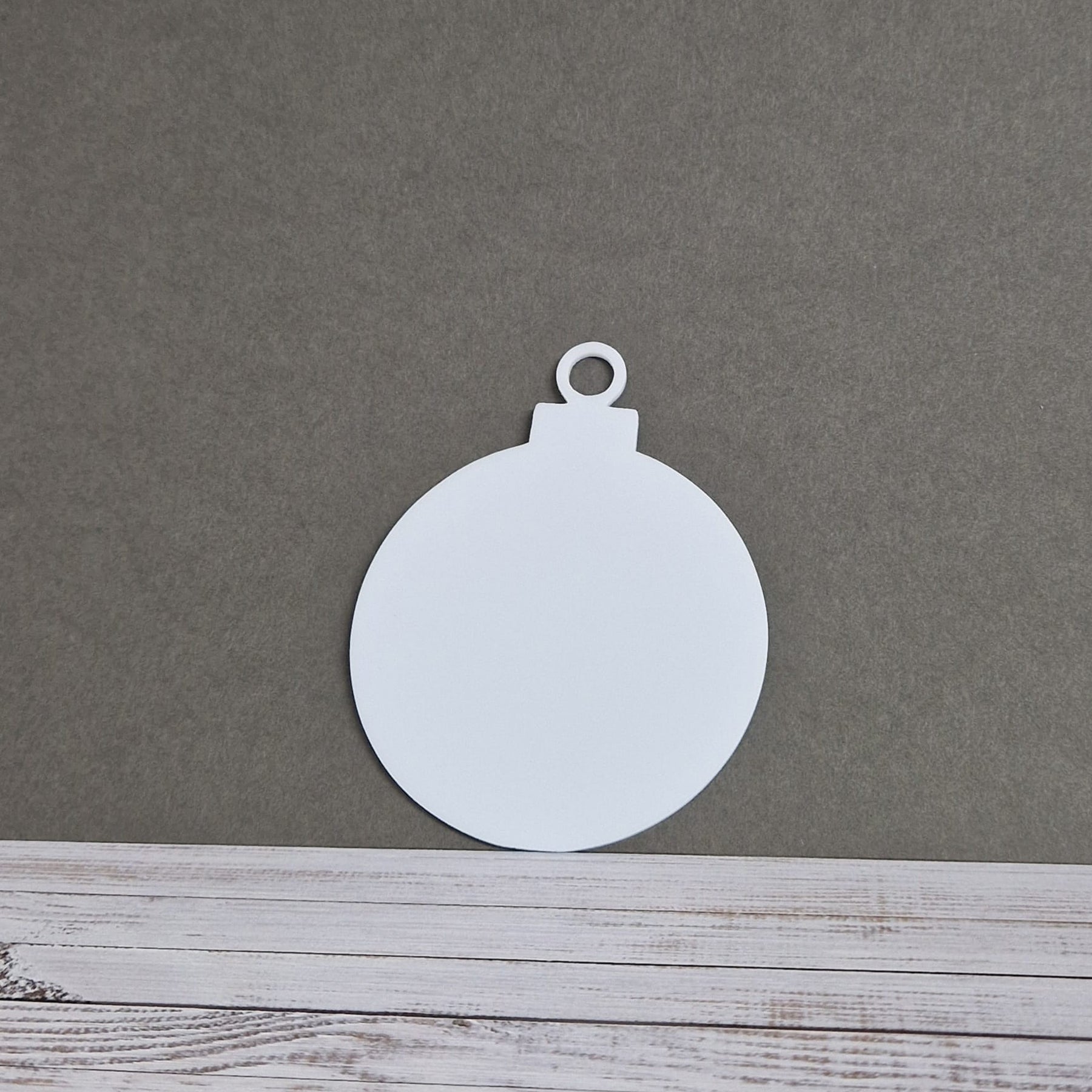 Crealive Acryl Anhänger - Kugel
Dieser schöne Weihnachtskugel aus Acryl kannst du als Aufhänger für deinen Weihnachtsbaum oder bei deiner Weihnachtsdeko verwenden. Auch als Anhänger an deinen Geschenken kannst du ihnen das gewisse Extra verleihen und deinen Liebsten eine Freude bereiten. Beide Seiten lassen sich wunderbare mit Folien oder selbstklebenden Papier verzieren.
Inhalt:
• 1 Acryl Anhänger
Spezifikationen:
• Material: Acryl
• Grösse: 100 x 80 mm
• Glas: glänzend
• Form: Kugel mit Bohrung