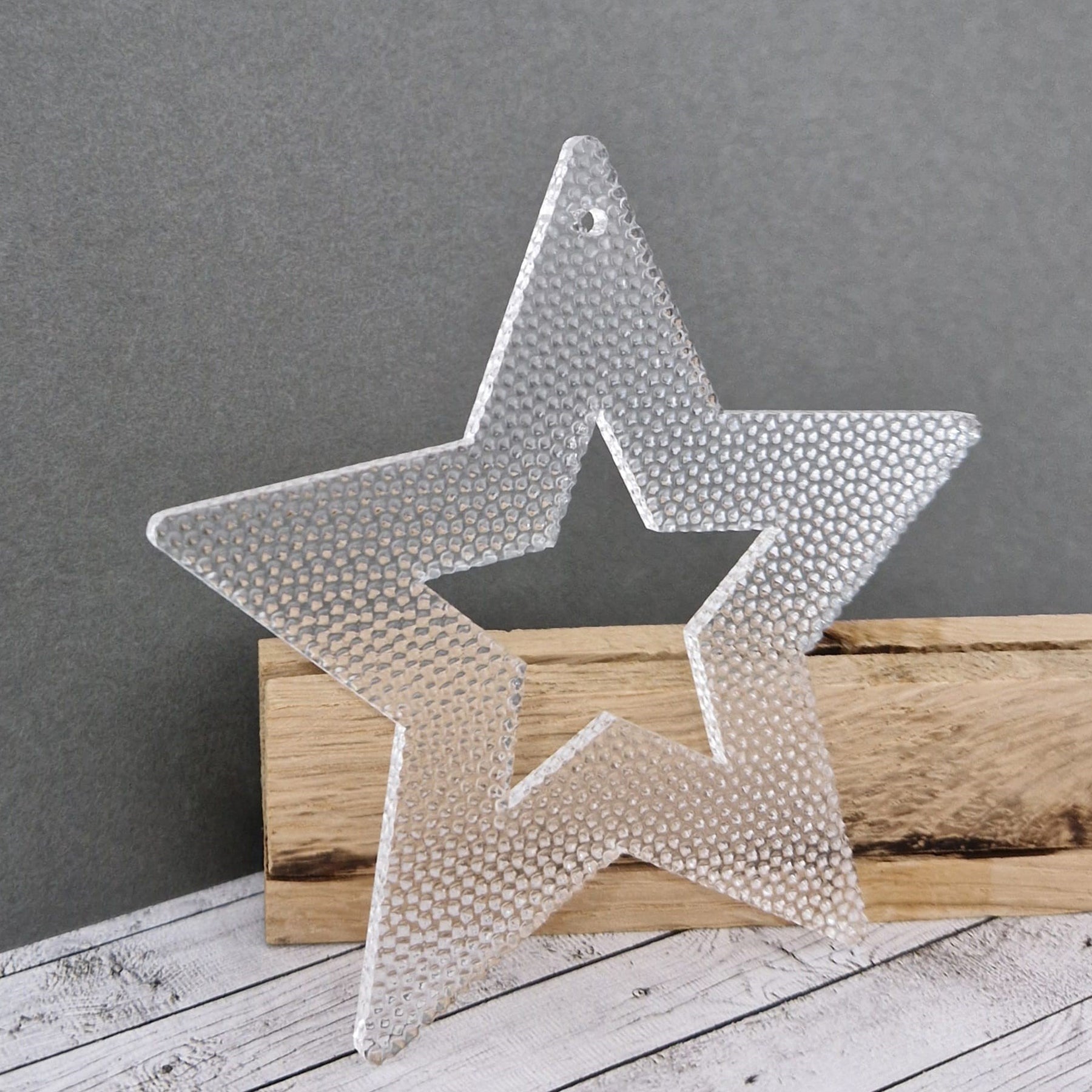Crealive Acryl Anhänger - Stern Starlight Mit diesem tollen Anhänger aus Acryl in Perlenstruktur kannst du deinen Weihnachtsbaum oder deinen Geschenken das gewisse Etwas verleihen und deinen Liebsten eine Freude bereiten. Eine Seite ist flach, die andere ist in Perlenstruktur. Die flache Seite des Acryls eignet sich auch hervorragend zum beplotten. Inhalt: 1 Acryl Anhänger Spezifikationen: Material: Acryl Durchmesser: 105 mm Glas: flach / Perlenstruktur Form: Stern