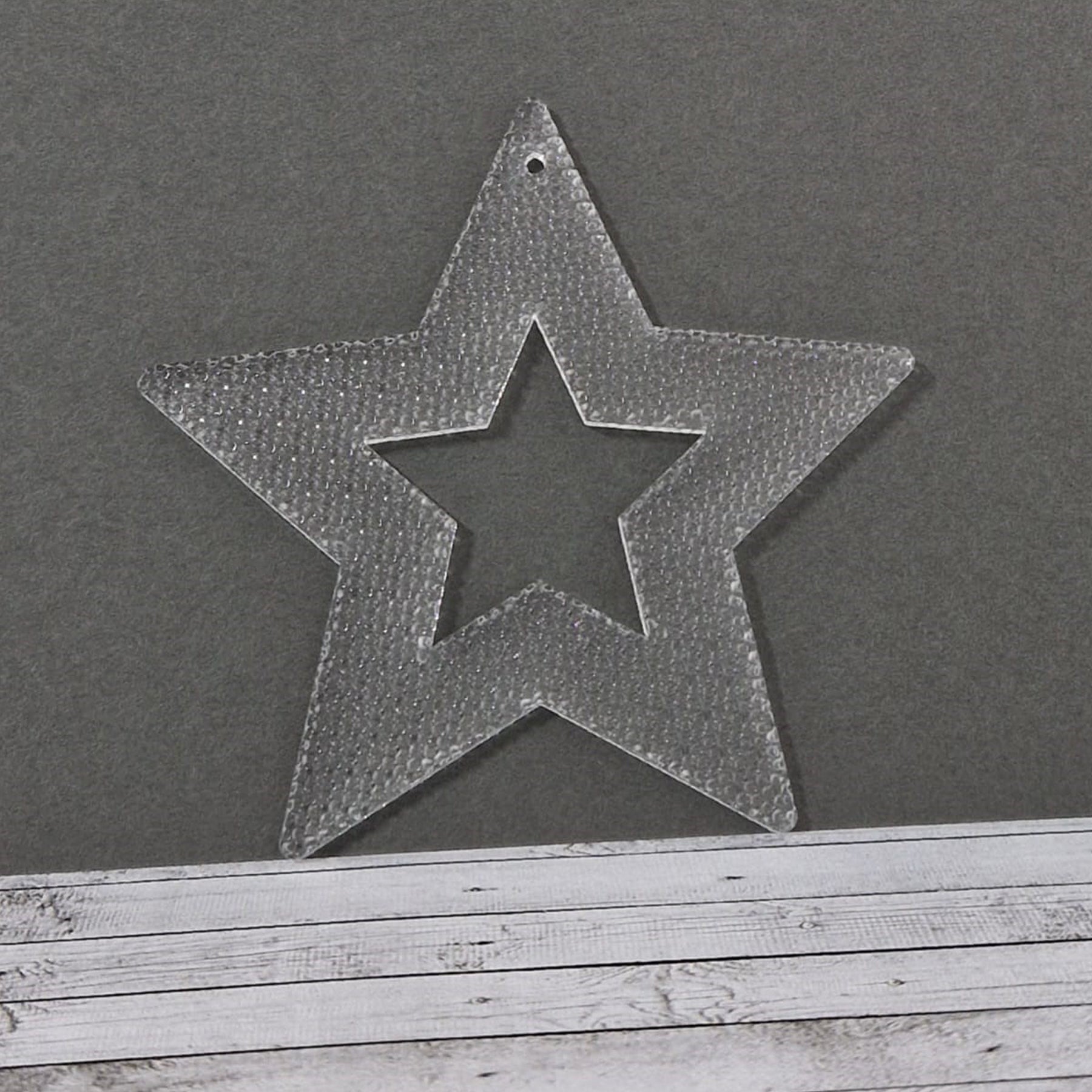 Crealive Acryl Anhänger - Stern Starlight Mit diesem tollen Anhänger aus Acryl in Perlenstruktur kannst du deinen Weihnachtsbaum oder deinen Geschenken das gewisse Etwas verleihen und deinen Liebsten eine Freude bereiten. Eine Seite ist flach, die andere ist in Perlenstruktur. Die flache Seite des Acryls eignet sich auch hervorragend zum beplotten. Inhalt: 1 Acryl Anhänger Spezifikationen: Material: Acryl Durchmesser: 105 mm Glas: flach / Perlenstruktur Form: Stern