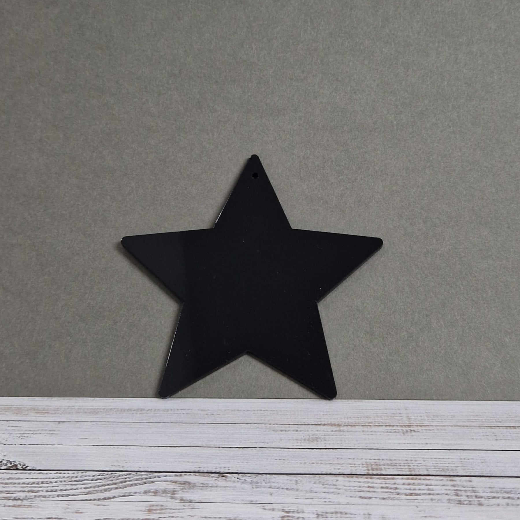 Crealive Acryl Anhänger - Stern
Dieser schöne Stern aus Acryl kannst du als Aufhänger für deinen Weihnachtsbaum oder bei deiner Weihnachtsdeko verwenden. Auch als Anhänger an deinen Geschenken kannst du ihnen das gewisse Extra verleihen und deinen Liebsten eine Freude bereiten. Beide Seiten lassen sich wunderbare mit Folien oder selbstklebenden Papier verzieren.
Inhalt:
• 1 Acryl Anhänger
Spezifikationen:
• Material: Acryl
• Durchmesser: 105 mm
• Glas: glänzend
• Form: Stern mit Bohrung