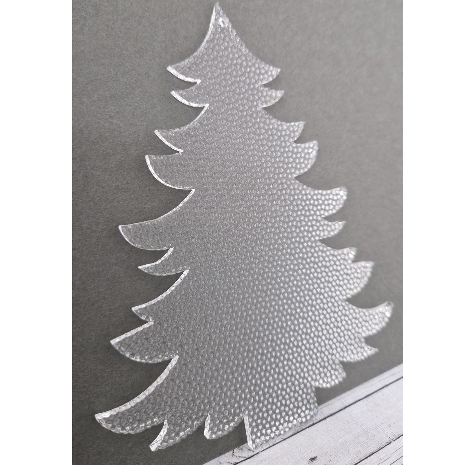 Crealive Acryl Anhänger - Tannenbaum Tannelore
Dieser wunderschöne Tannenbaum namens Tannelore aus Acryl kannst du als Aufhänger für deinen Weihnachtsbaum oder bei deiner Weihnachtsdeko verwenden. Auch als Anhänger an deinen Geschenken kannst du ihnen das gewisse Extra verleihen und deinen Liebsten eine Freude bereiten.
Bei den Farben Weiss & Schwarz kannst du beide Seiten wunderbar mit Folien oder selbstklebenden Papier verzieren.