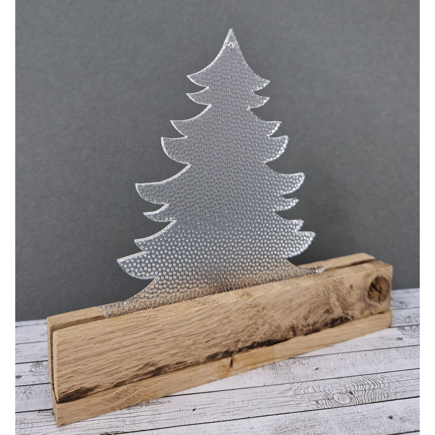 Crealive Acryl Anhänger - Tannenbaum Tannelore
Dieser wunderschöne Tannenbaum namens Tannelore aus Acryl kannst du als Aufhänger für deinen Weihnachtsbaum oder bei deiner Weihnachtsdeko verwenden. Auch als Anhänger an deinen Geschenken kannst du ihnen das gewisse Extra verleihen und deinen Liebsten eine Freude bereiten.
Bei den Farben Weiss & Schwarz kannst du beide Seiten wunderbar mit Folien oder selbstklebenden Papier verzieren.