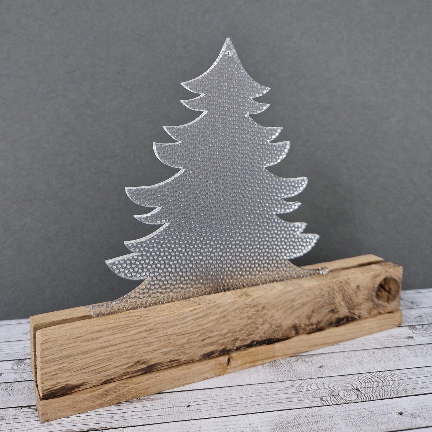 Crealive Acryl Anhänger - Tannenbaum Tannelore
Dieser wunderschöne Tannenbaum namens Tannelore aus Acryl kannst du als Aufhänger für deinen Weihnachtsbaum oder bei deiner Weihnachtsdeko verwenden. Auch als Anhänger an deinen Geschenken kannst du ihnen das gewisse Extra verleihen und deinen Liebsten eine Freude bereiten.
Bei den Farben Weiss & Schwarz kannst du beide Seiten wunderbar mit Folien oder selbstklebenden Papier verzieren.