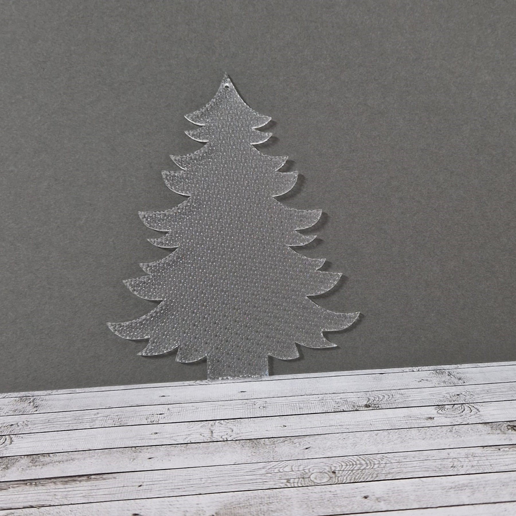 Crealive Acryl Anhänger - Tannenbaum Tannelore
Dieser wunderschöne Tannenbaum namens Tannelore aus Acryl kannst du als Aufhänger für deinen Weihnachtsbaum oder bei deiner Weihnachtsdeko verwenden. Auch als Anhänger an deinen Geschenken kannst du ihnen das gewisse Extra verleihen und deinen Liebsten eine Freude bereiten.
Bei den Farben Weiss & Schwarz kannst du beide Seiten wunderbar mit Folien oder selbstklebenden Papier verzieren.