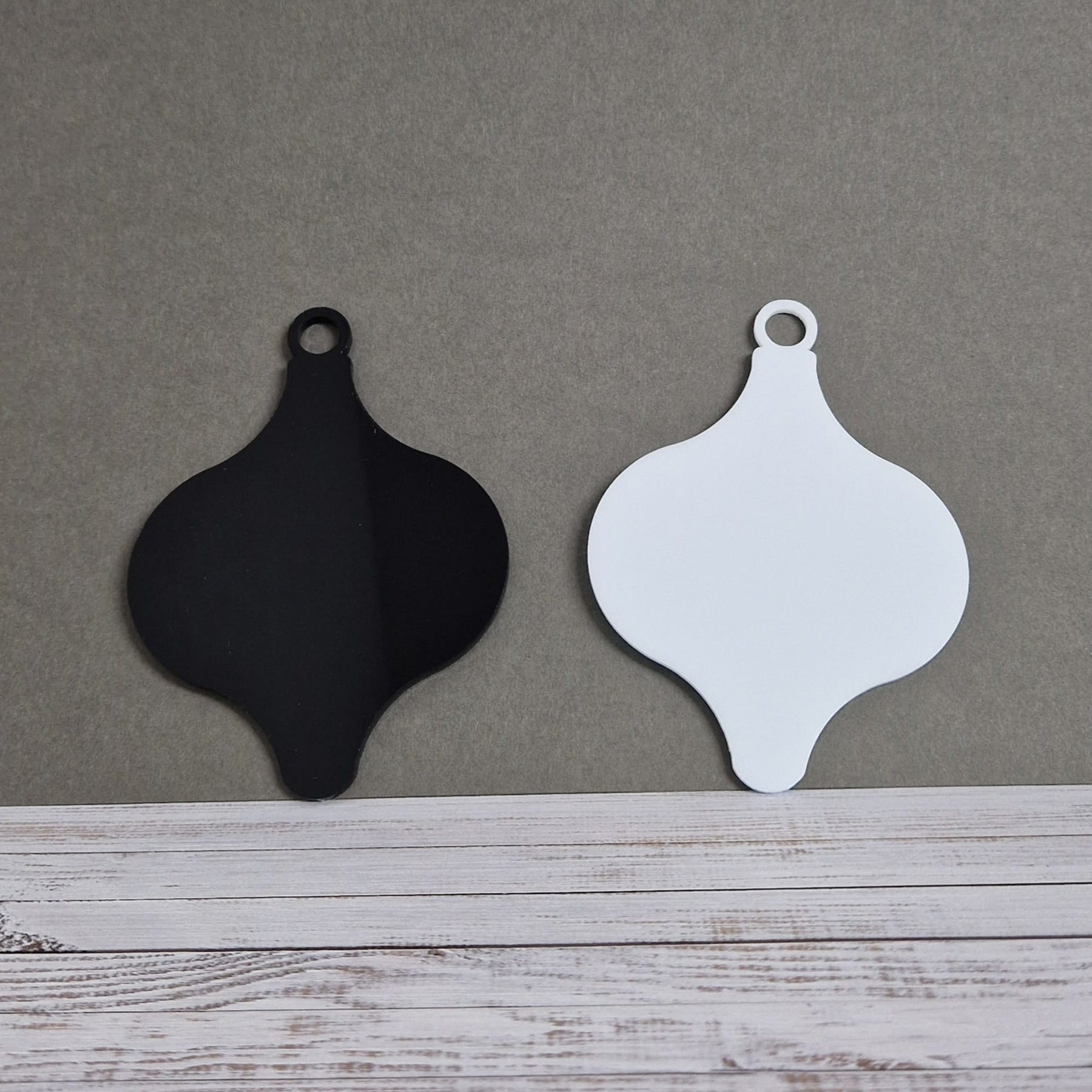 Crealive Acryl Anhänger - Kugeltropfen
Dieser schöne Kugeltropfen aus Acryl kannst du als Aufhänger für deinen Weihnachtsbaum oder bei deiner Weihnachtsdeko verwenden. Auch als Anhänger an deinen Geschenken kannst du ihnen das gewisse Extra verleihen und deinen Liebsten eine Freude bereiten. Beide Seiten lassen sich wunderbare mit Folien oder selbstklebenden Papier verzieren.
Inhalt:
• 1 Acryl Anhänger
Spezifikationen:
• Material: Acryl
• Grösse: 107 x 80 mm
• Glas: glänzend
• Form: Kugeltropfen mit Boh