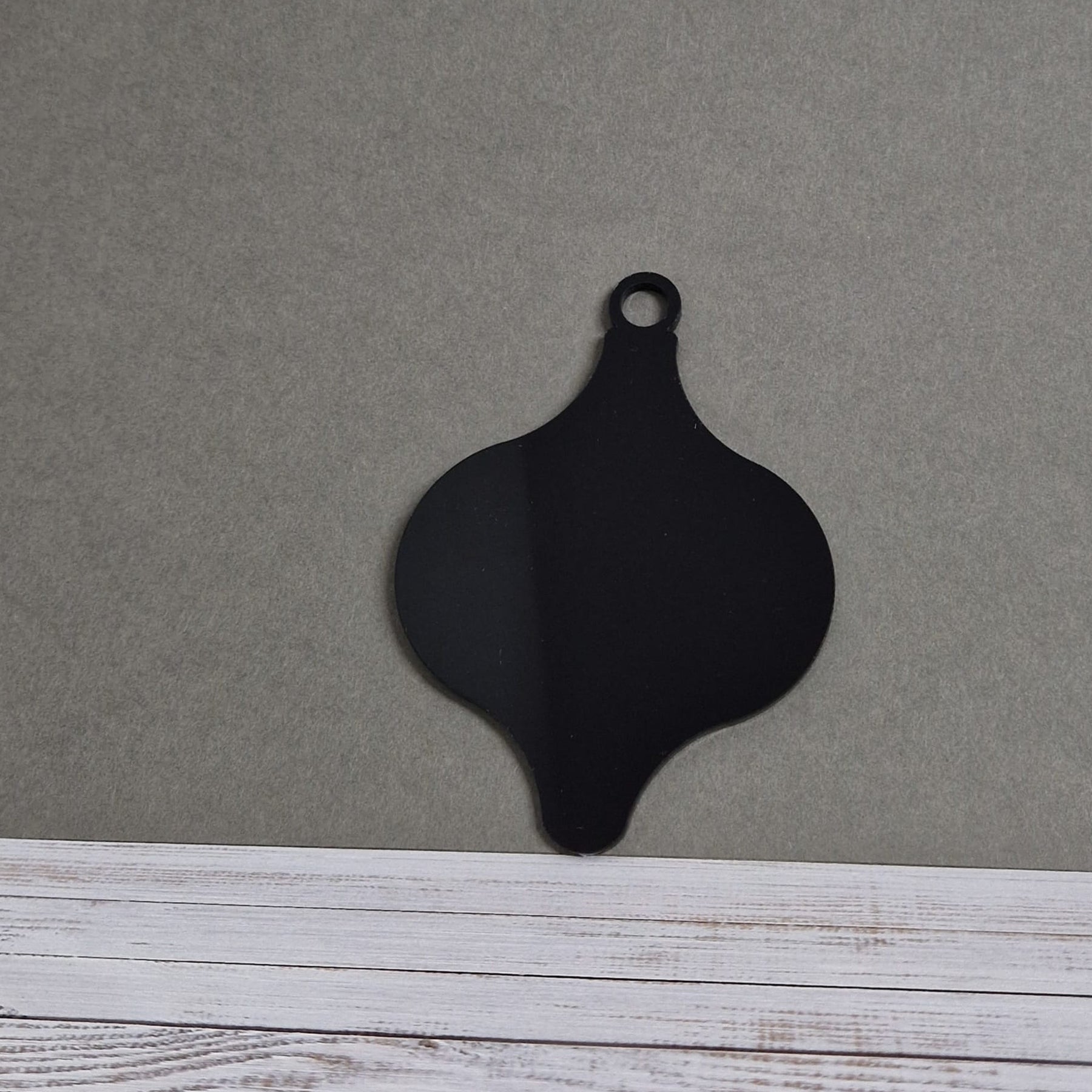 Crealive Acryl Anhänger - Kugeltropfen
Dieser schöne Kugeltropfen aus Acryl kannst du als Aufhänger für deinen Weihnachtsbaum oder bei deiner Weihnachtsdeko verwenden. Auch als Anhänger an deinen Geschenken kannst du ihnen das gewisse Extra verleihen und deinen Liebsten eine Freude bereiten. Beide Seiten lassen sich wunderbare mit Folien oder selbstklebenden Papier verzieren.
Inhalt:
• 1 Acryl Anhänger
Spezifikationen:
• Material: Acryl
• Grösse: 107 x 80 mm
• Glas: glänzend
• Form: Kugeltropfen mit Bohr