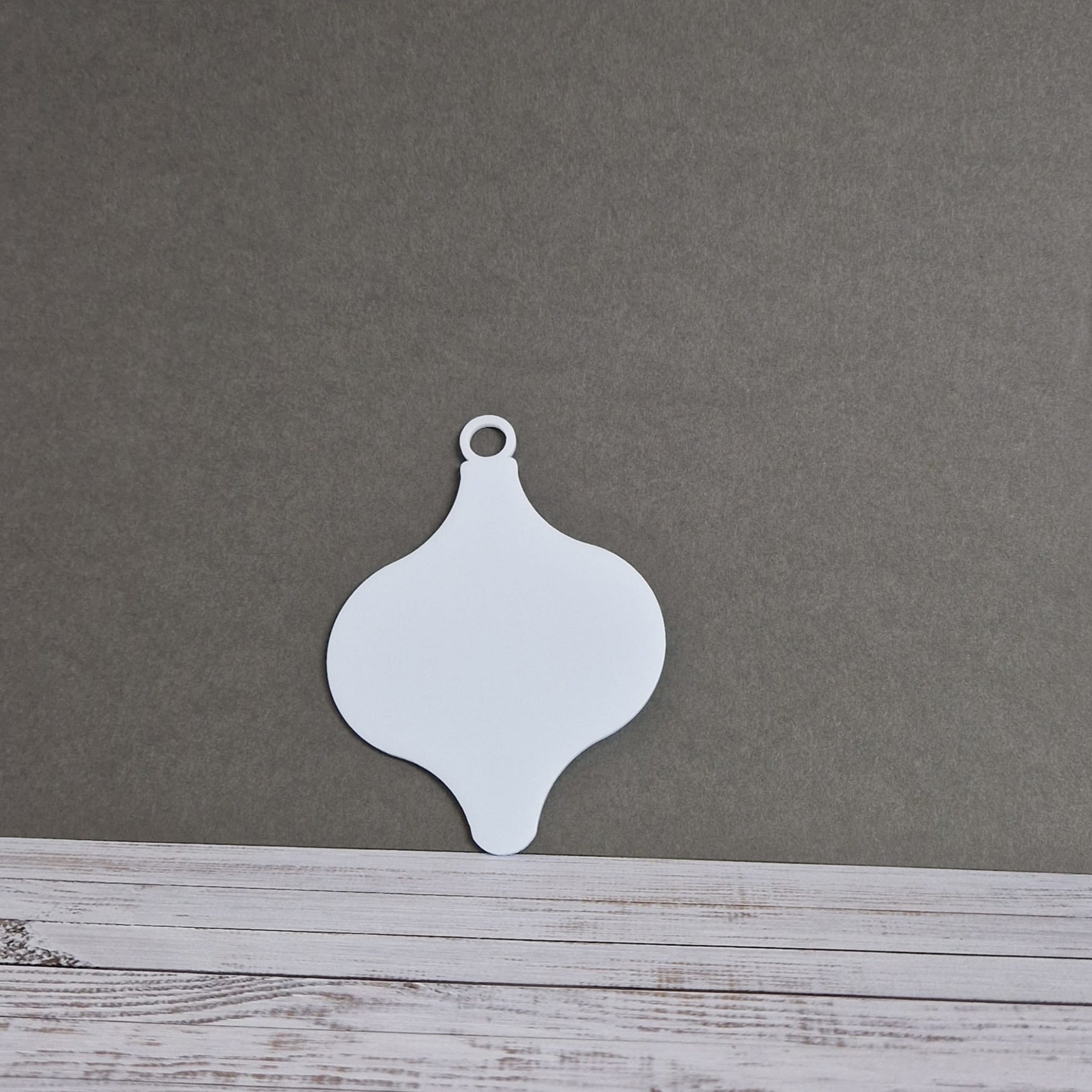 Crealive Acryl Anhänger - Kugeltropfen
Dieser schöne Kugeltropfen aus Acryl kannst du als Aufhänger für deinen Weihnachtsbaum oder bei deiner Weihnachtsdeko verwenden. Auch als Anhänger an deinen Geschenken kannst du ihnen das gewisse Extra verleihen und deinen Liebsten eine Freude bereiten. Beide Seiten lassen sich wunderbare mit Folien oder selbstklebenden Papier verzieren.
Inhalt:
• 1 Acryl Anhänger
Spezifikationen:
• Material: Acryl
• Grösse: 107 x 80 mm
• Glas: glänzend
• Form: Kugeltropfen mit Bohr