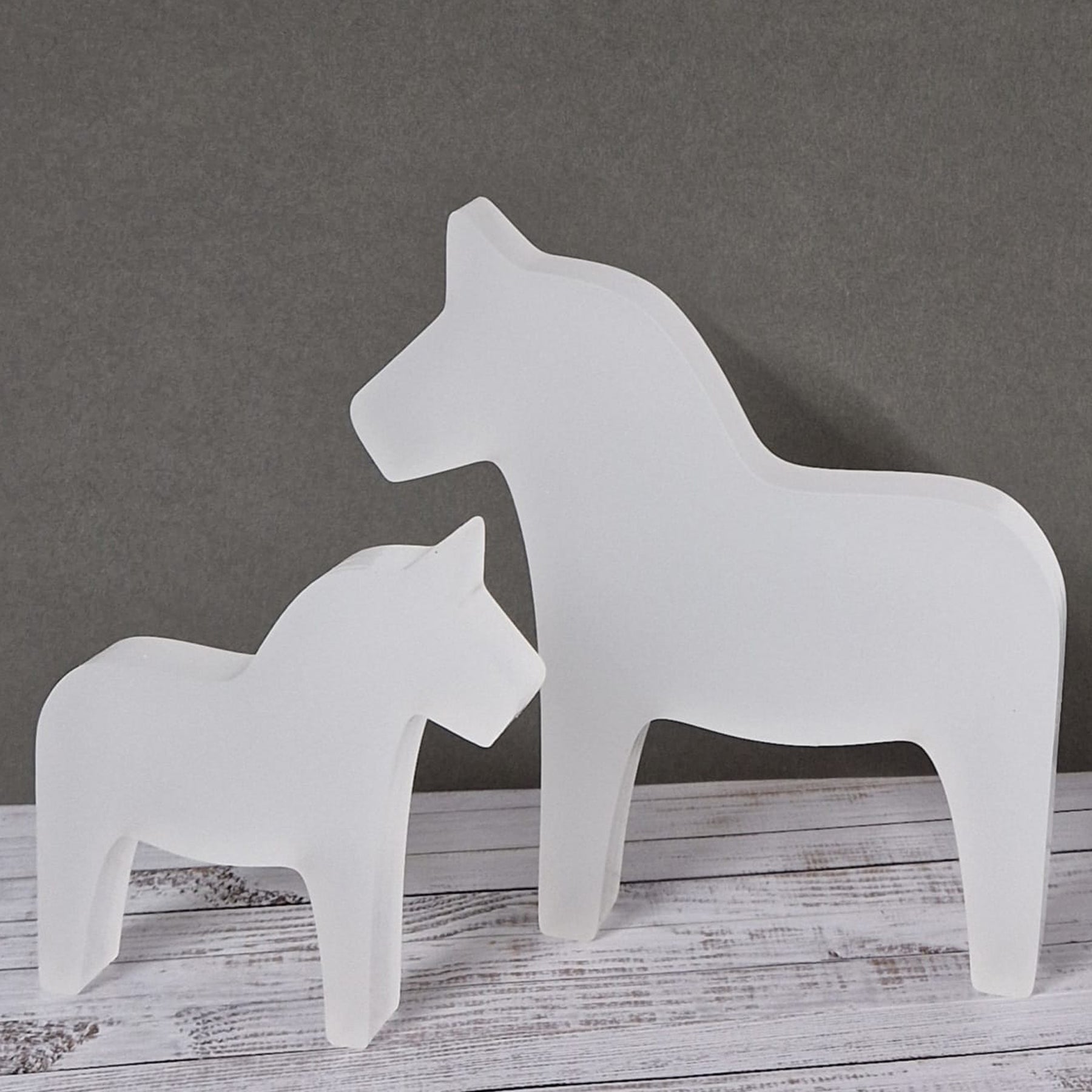 Crealive Acryl Dala Pferde Balia - 2er Set
Weihnachten steht vor der Tür und die 2 Balia Pferde - das bezaubernde Dala-Pferd von Hadisch passen doch perfekt in die Winterzeit. Sie sind aber durch das ganze Jahr ein echter Hingucker! Du kannst sie zusammen aufstellen oder getrennt - sie sehen wunderbar aus!
Beide Pferde sind aus satiniertem Acryl gelasert. Du kannst die schönen Pferde auch verzieren mit Folie, Rub Ons und vielem mehr - dir sind kaum Grenzen gesetzt in der Kreativität!
