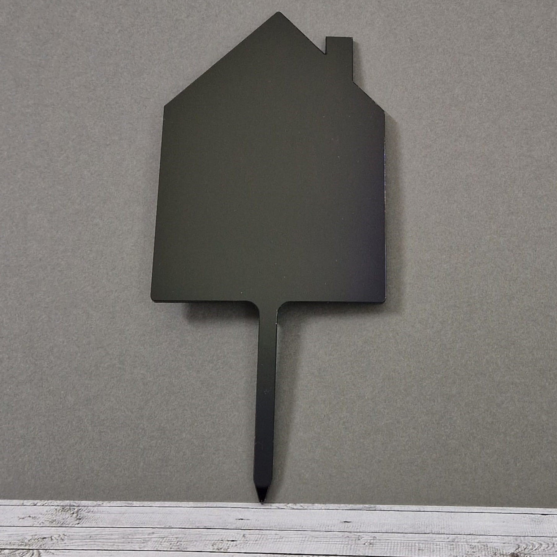 Crealive Acryl Caketopper - Haus Schwarz Verleihe deinen Kuchen & Torten einen richtigen Eyecatcher! Aus als Pflanzenstecker macht er eine gute Figur. Du kannst sie personalisieren indem du sie bemalst, beklebst, beplottest, etc. Du hast wahnsinnig viele Möglichkeiten das i-Tüpfelchen auf deinem Cake zu setzen. Als kleiner Gruss für einen Umzug ist er auch top geeignet! Die Acrylglasscheiben eignen sich hervorragend zum beplotten, bemalen, sublimieren und gravieren.
