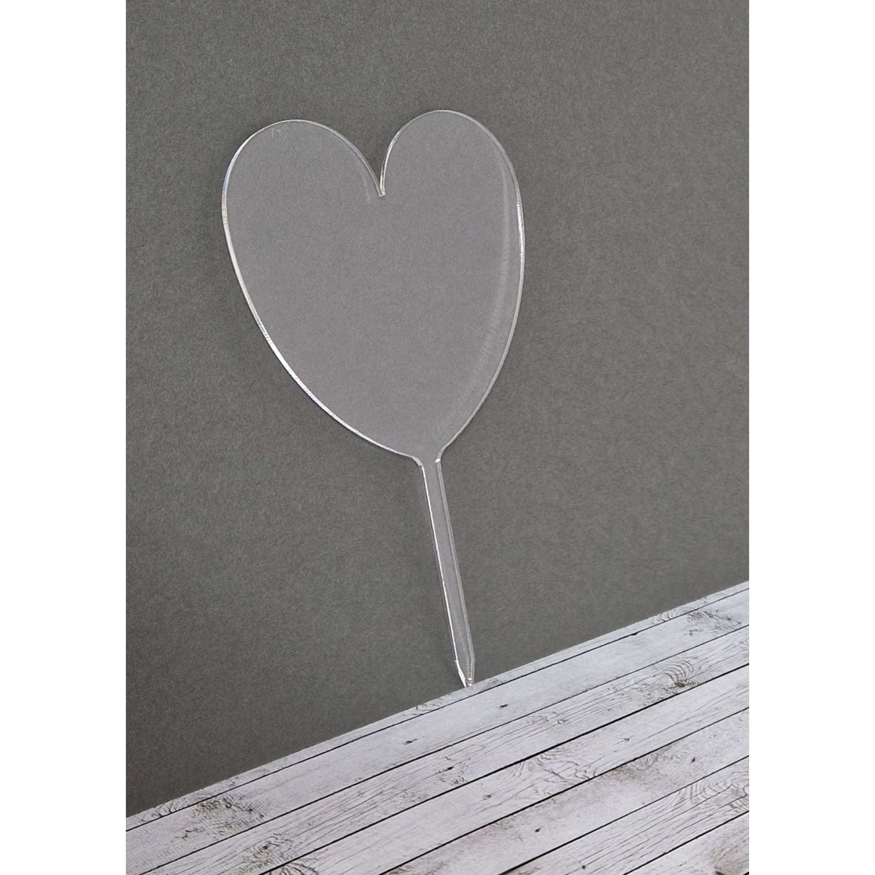 Crealive Acryl Caketopper - Herz Verleihe deinen Kuchen & Torten einen richtigen Eyecatcher! Du kannst sie personalisieren indem du sie bemalst, beklebst, beplottest, etc. Du hast wahnsinnig viele Möglichkeiten das i-Tüpfelchen auf deinem Cake zu setzen. Die Acrylglasscheiben eignen sich hervorragend zum beplotten, bemalen, sublimieren und gravieren. Jede Scheibe ist beidseitig mit einer Folie geschützt. Diese kannst du ganz einfach von der Scheibe lösen. 1 Acryl Caketopper
