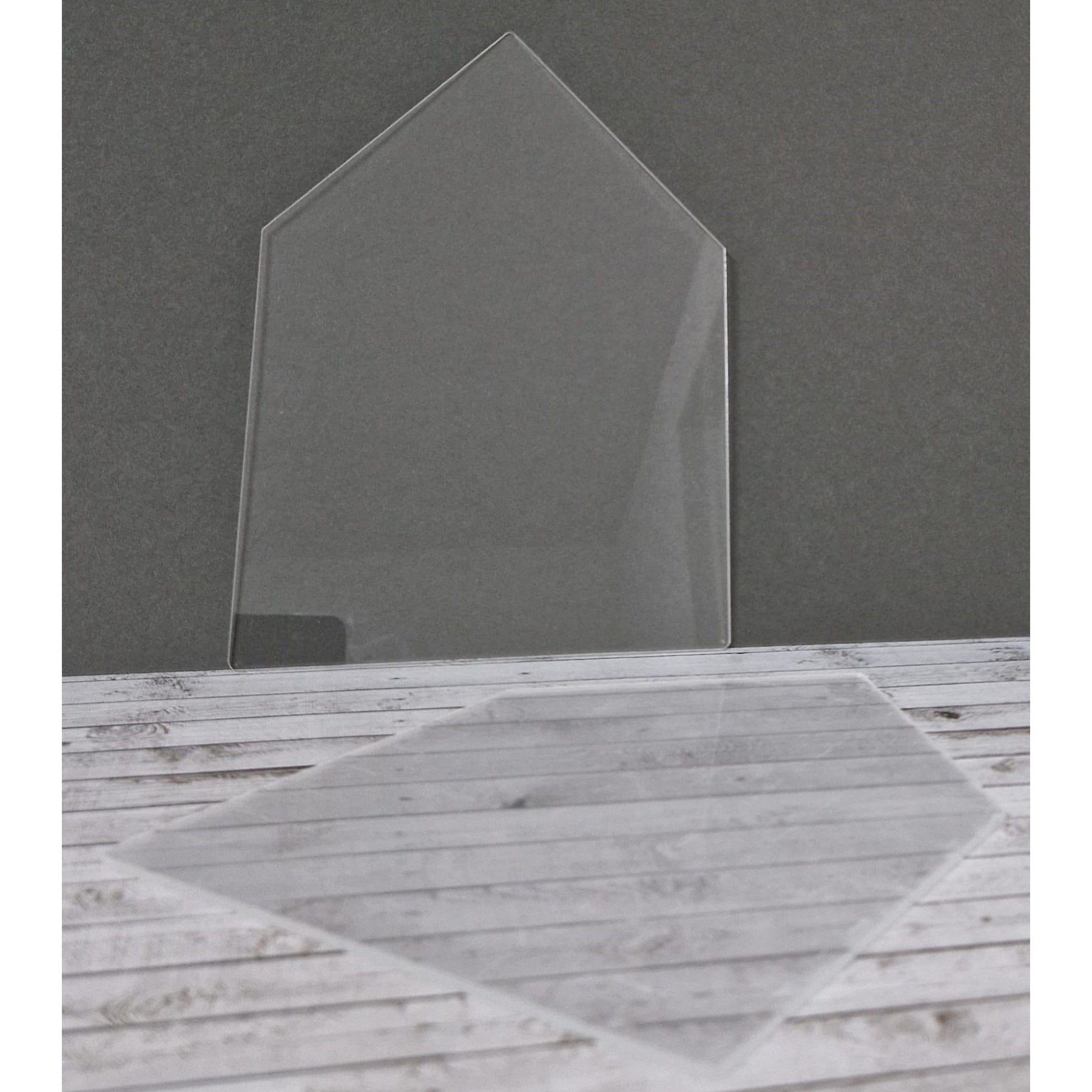 Crealive Acrylglasscheibe - Haus Eine tolle Ergänzung zu den Bastel Klötzchen sind diese ultraklaren Acrylglasscheiben. Mit kreativer Fantasie lassen sich grossartige Kombi-Projekte erzielen, denn die Acrylglasscheiben harmonieren optimal mit den Klötzchen. Somit lässt sich der unendliche Klötzchen-Bastel-Horizont noch ein Stück erweitern. Du kannst die Scheiben für viele DIY-Schmuckstücke verwenden, wie z.B. - Laternen - Aufsteller - Leuchtkästen - beleuchtete Schilder - Dekokästen