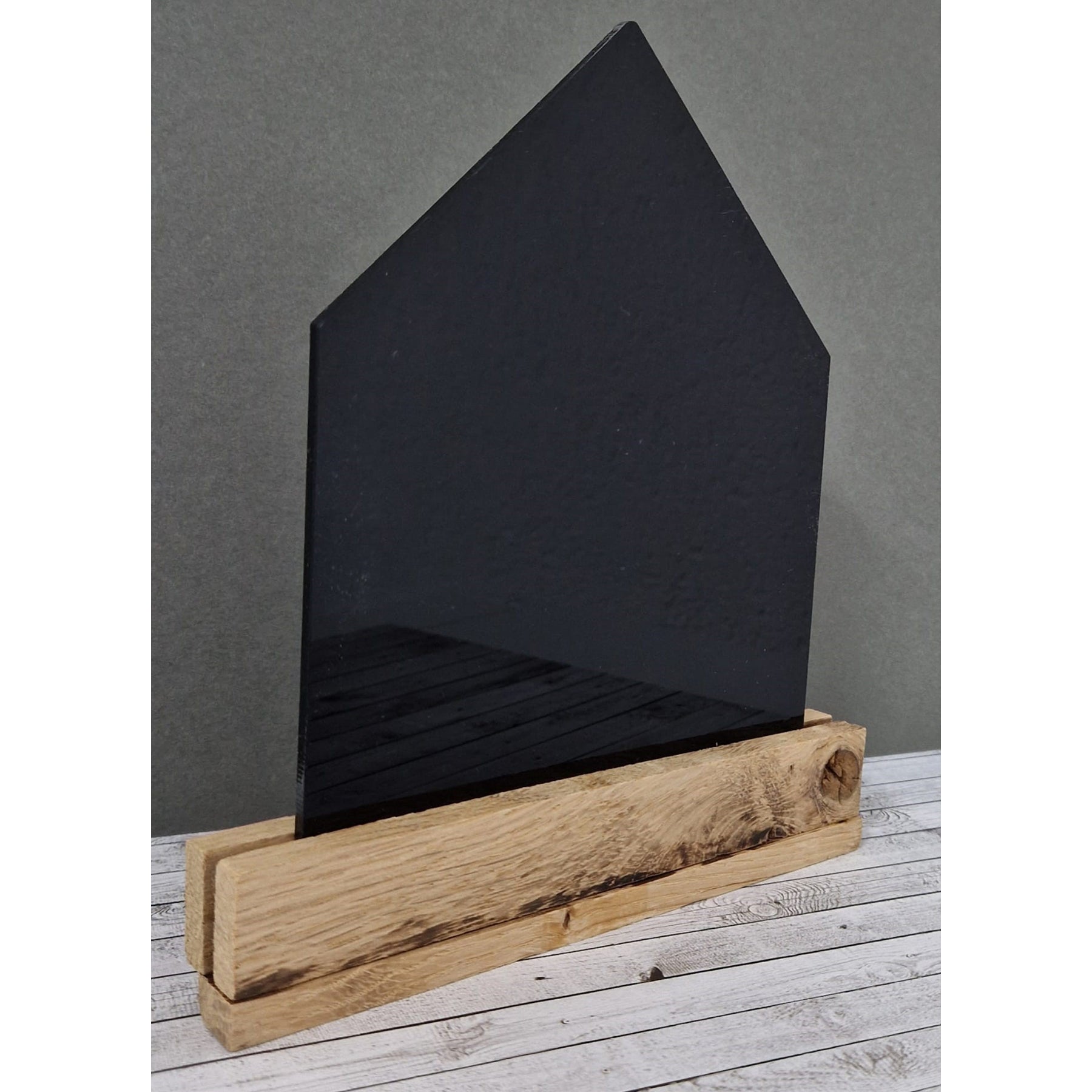 Crealive Acryl - Haus Häuschenliebe Schwarz Eine tolle Ergänzung zu den Bastel Klötzchen sind diese ultraklaren Acrylglasscheiben. Mit kreativer Fantasie lassen sich grossartige Kombi-Projekte erzielen, denn die Acrylglasscheiben harmonieren optimal mit den Klötzchen. Somit lässt sich der unendliche Klötzchen-Bastel-Horizont noch ein Stück erweitern. Du kannst die Scheiben für viele DIY-Schmuckstücke verwenden, wie z.B. - verziere die Häuschen mit Folie, Rub Ons und vielem mehr - Aufsteller