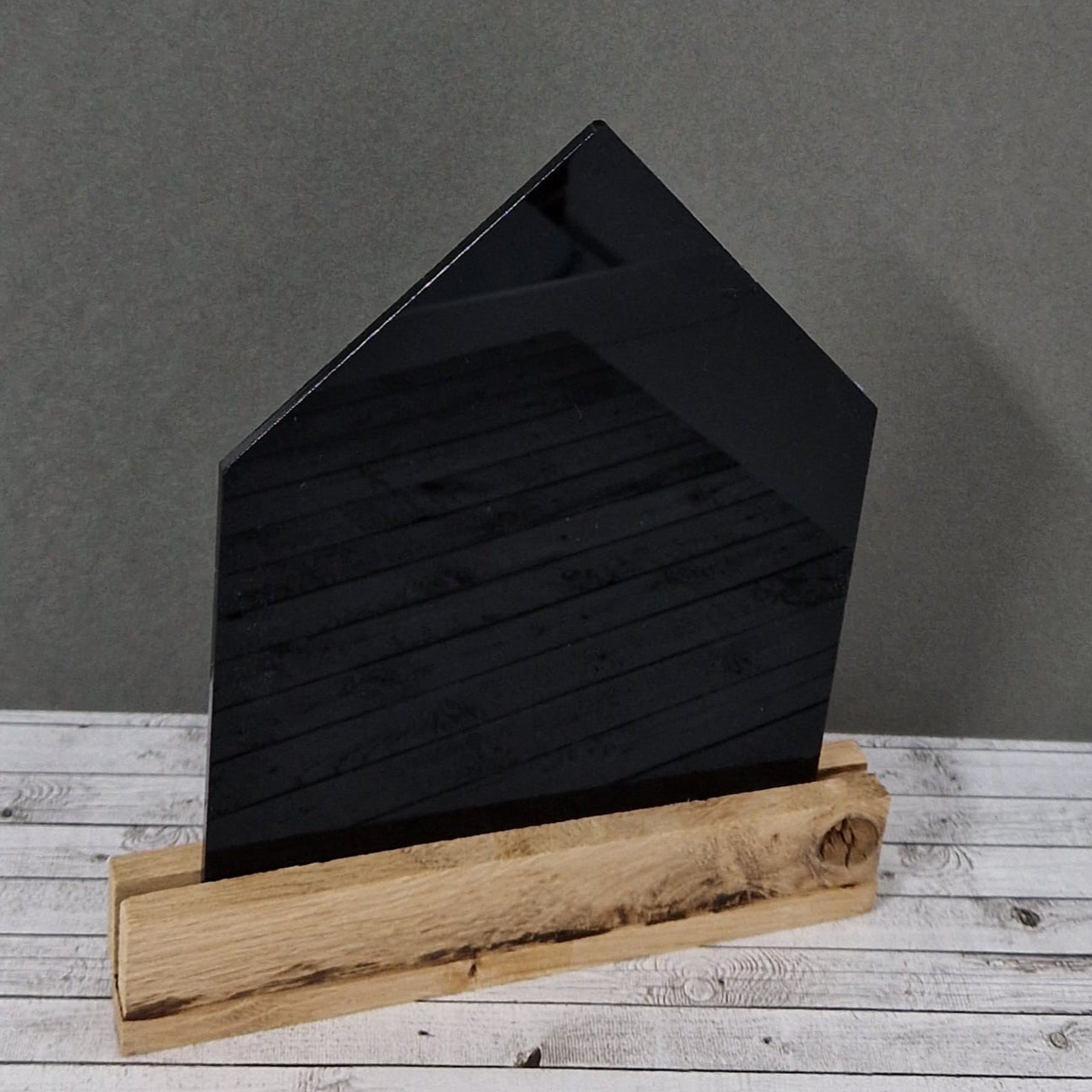 Crealive Acryl - Haus Häuschenliebe Schwarz Eine tolle Ergänzung zu den Bastel Klötzchen sind diese ultraklaren Acrylglasscheiben. Mit kreativer Fantasie lassen sich grossartige Kombi-Projekte erzielen, denn die Acrylglasscheiben harmonieren optimal mit den Klötzchen. Somit lässt sich der unendliche Klötzchen-Bastel-Horizont noch ein Stück erweitern. Du kannst die Scheiben für viele DIY-Schmuckstücke verwenden, wie z.B. - verziere die Häuschen mit Folie, Rub Ons und vielem mehr - Aufsteller