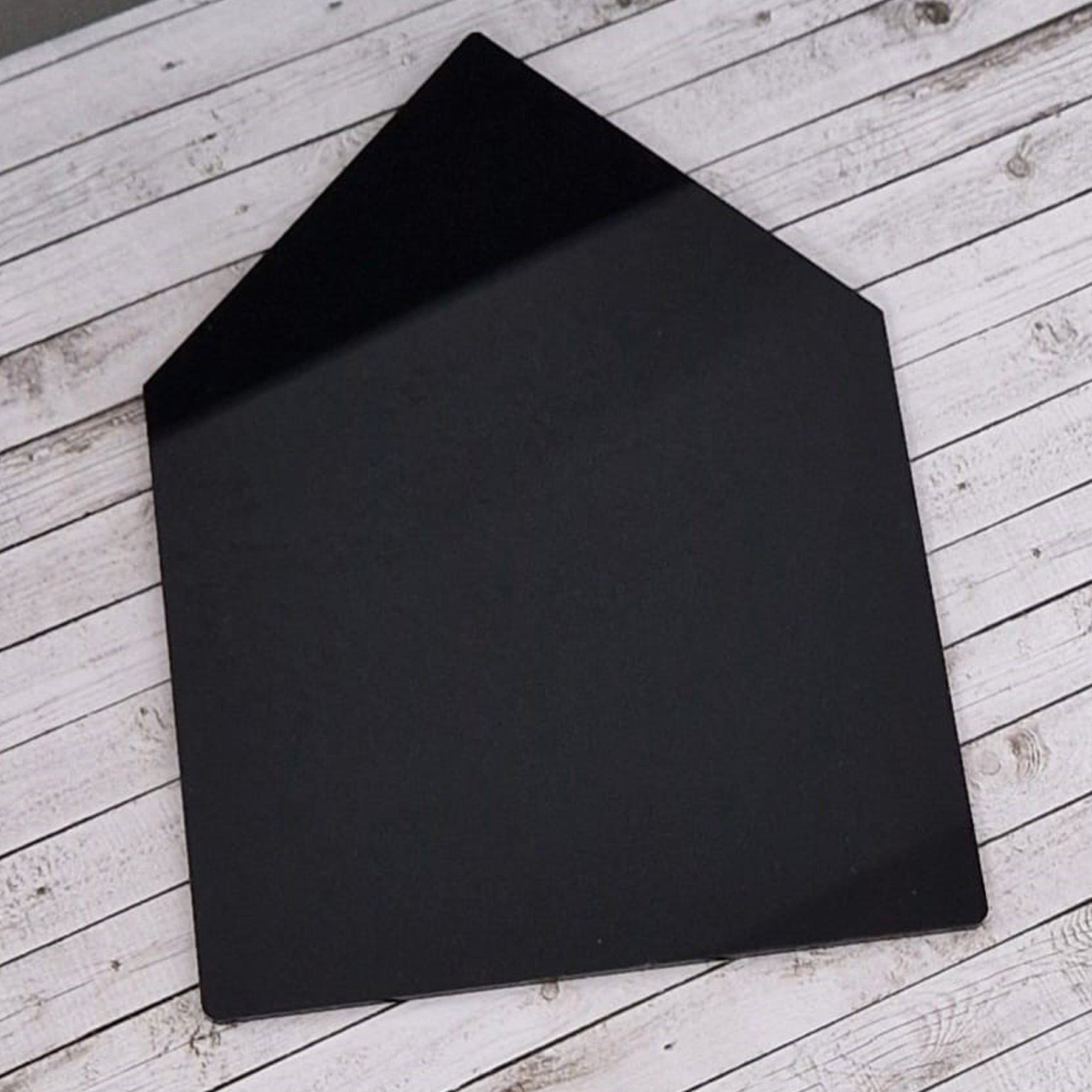 Crealive Acryl - Haus Häuschenliebe Schwarz Eine tolle Ergänzung zu den Bastel Klötzchen sind diese ultraklaren Acrylglasscheiben. Mit kreativer Fantasie lassen sich grossartige Kombi-Projekte erzielen, denn die Acrylglasscheiben harmonieren optimal mit den Klötzchen. Somit lässt sich der unendliche Klötzchen-Bastel-Horizont noch ein Stück erweitern. Du kannst die Scheiben für viele DIY-Schmuckstücke verwenden, wie z.B. - verziere die Häuschen mit Folie, Rub Ons und vielem mehr - Aufsteller