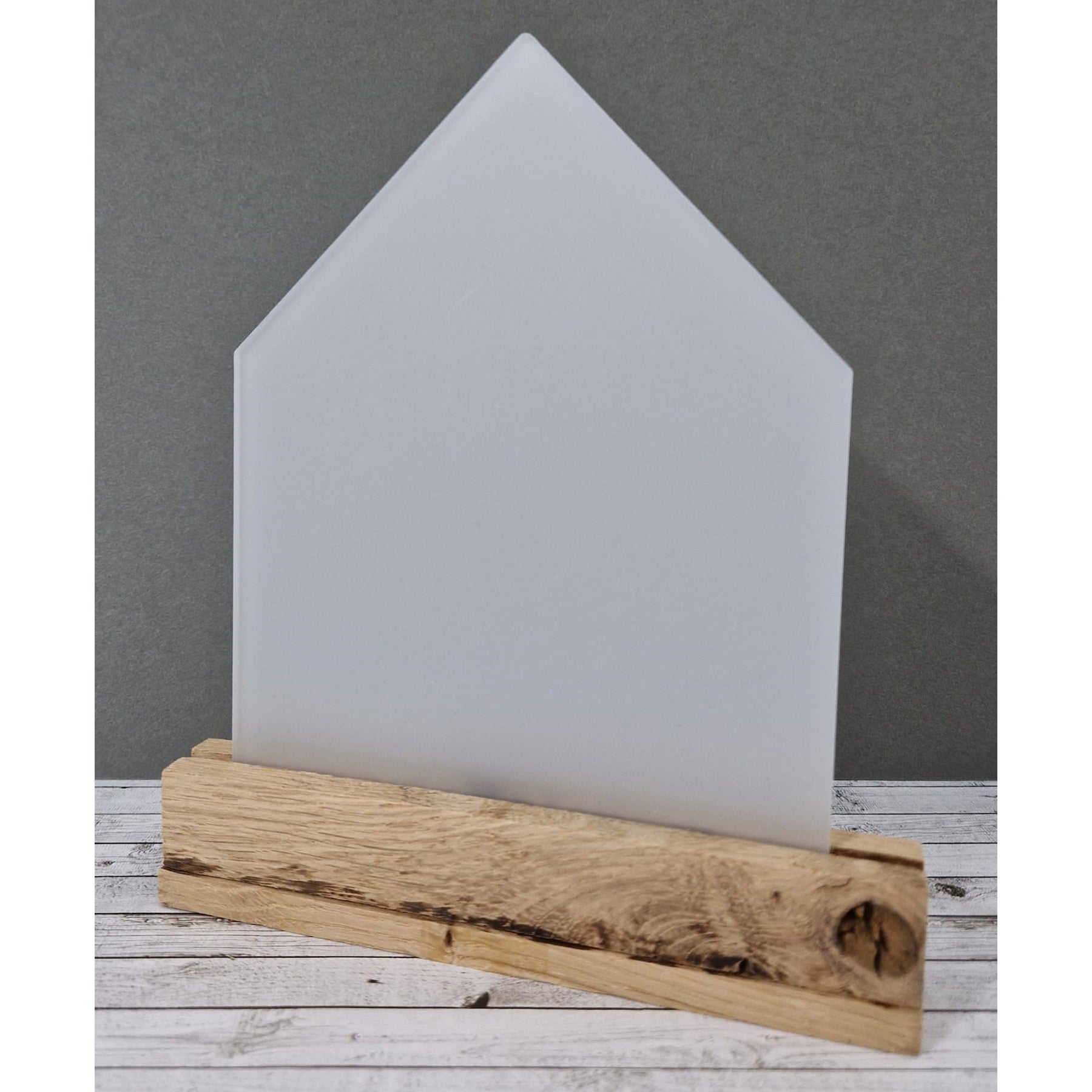 Crealive Acryl - Haus Häuschenliebe satiniert Eine tolle Ergänzung zu den Bastel Klötzchen sind diese ultraklaren Acrylglasscheiben. Mit kreativer Fantasie lassen sich grossartige Kombi-Projekte erzielen, denn die Acrylglasscheiben harmonieren optimal mit den Klötzchen. Somit lässt sich der unendliche Klötzchen-Bastel-Horizont noch ein Stück erweitern. Du kannst die Scheiben für viele DIY-Schmuckstücke verwenden, wie z.B. - Laternen - Aufsteller - Leuchtkästen - beleuchtete Schilder - Dekokästen