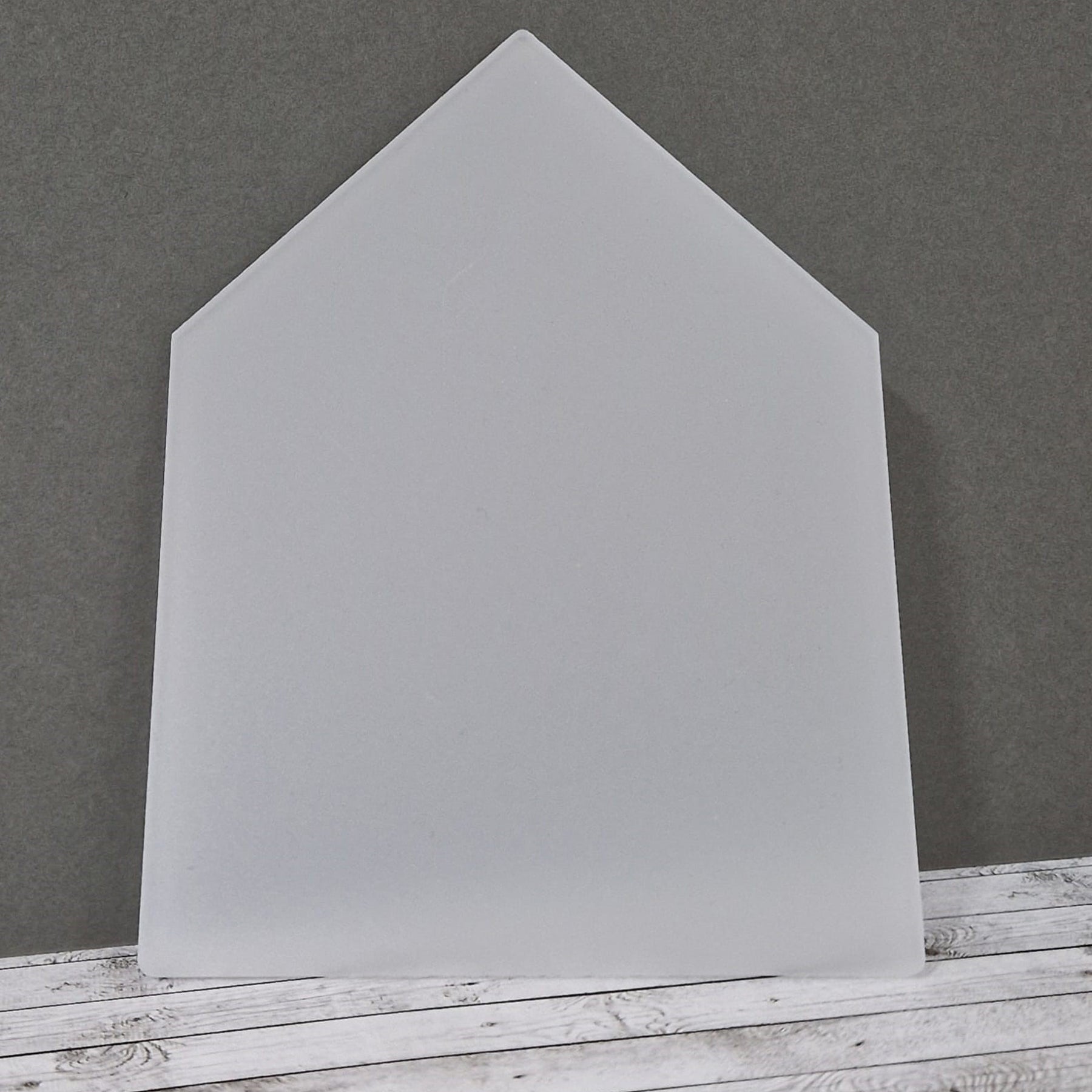 Crealive Acryl - Haus Häuschenliebe satiniert Eine tolle Ergänzung zu den Bastel Klötzchen sind diese ultraklaren Acrylglasscheiben. Mit kreativer Fantasie lassen sich grossartige Kombi-Projekte erzielen, denn die Acrylglasscheiben harmonieren optimal mit den Klötzchen. Somit lässt sich der unendliche Klötzchen-Bastel-Horizont noch ein Stück erweitern. Du kannst die Scheiben für viele DIY-Schmuckstücke verwenden, wie z.B. - Laternen - Aufsteller - Leuchtkästen - beleuchtete Schilder - Dekokästen