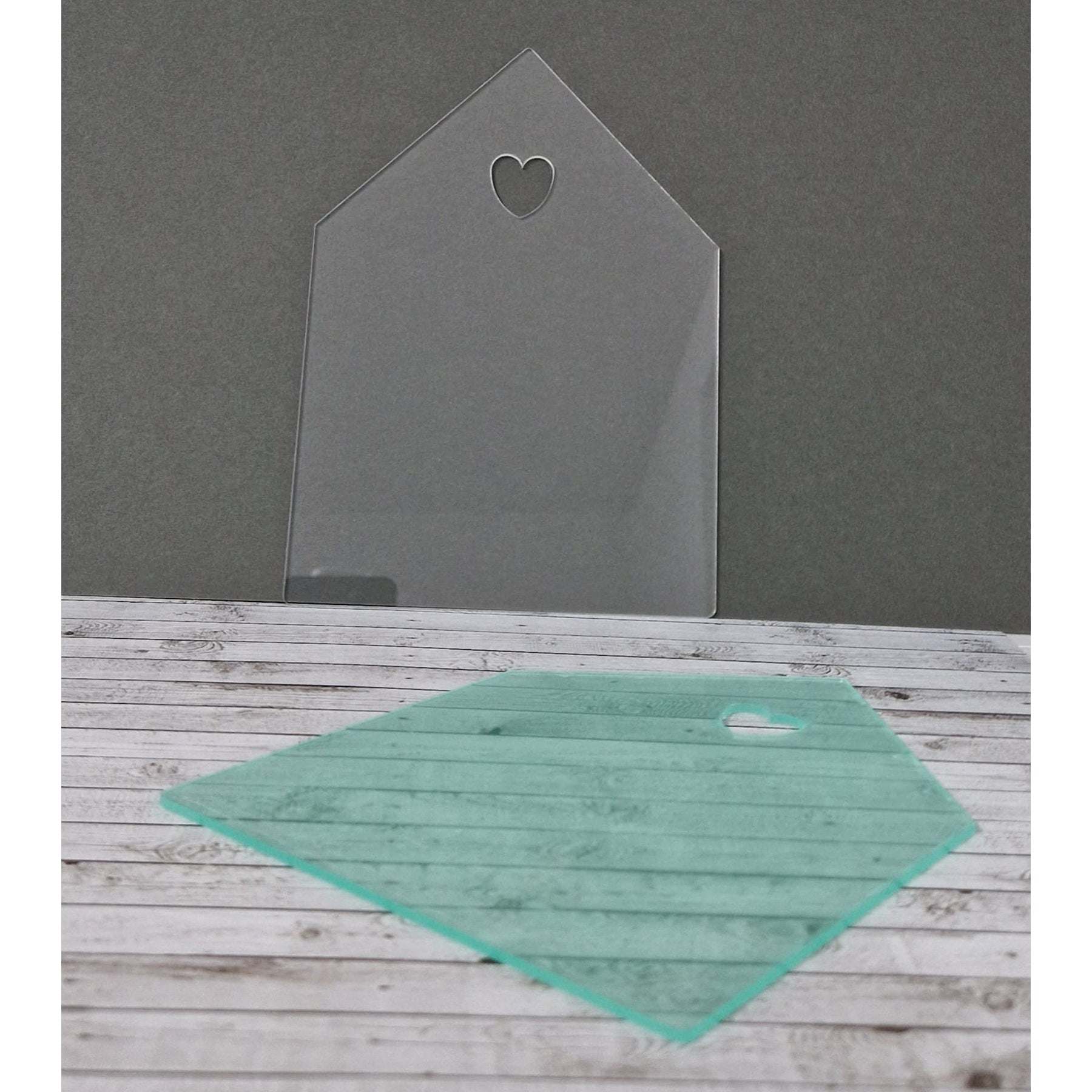 Crealive Acrylglasscheibe - Haus mit Herz-Ausschnitt Eine tolle Ergänzung zu den Bastel Klötzchen sind diese ultraklaren Acrylglasscheiben. Mit kreativer Fantasie lassen sich grossartige Kombi-Projekte erzielen, denn die Acrylglasscheiben harmonieren optimal mit den Klötzchen. Somit lässt sich der unendliche Klötzchen-Bastel-Horizont noch ein Stück erweitern. Du kannst die Scheiben für viele DIY-Schmuckstücke verwenden, wie z.B. - Laternen - Aufsteller - Leuchtkästen - beleuchtete Schilder - Dekokästen